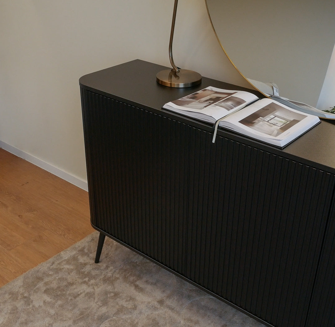 Kommode Ovarlo mit drei Türen, 163 cm, schwarz mit schwarzen Beinen