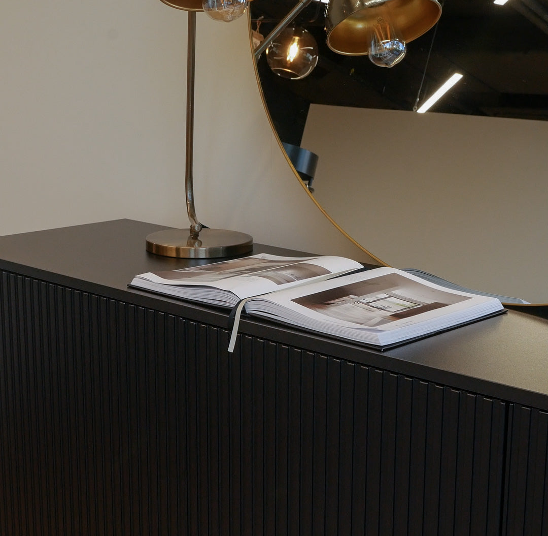 Kommode Ovarlo mit drei Türen, 163 cm, schwarz mit schwarzen Beinen