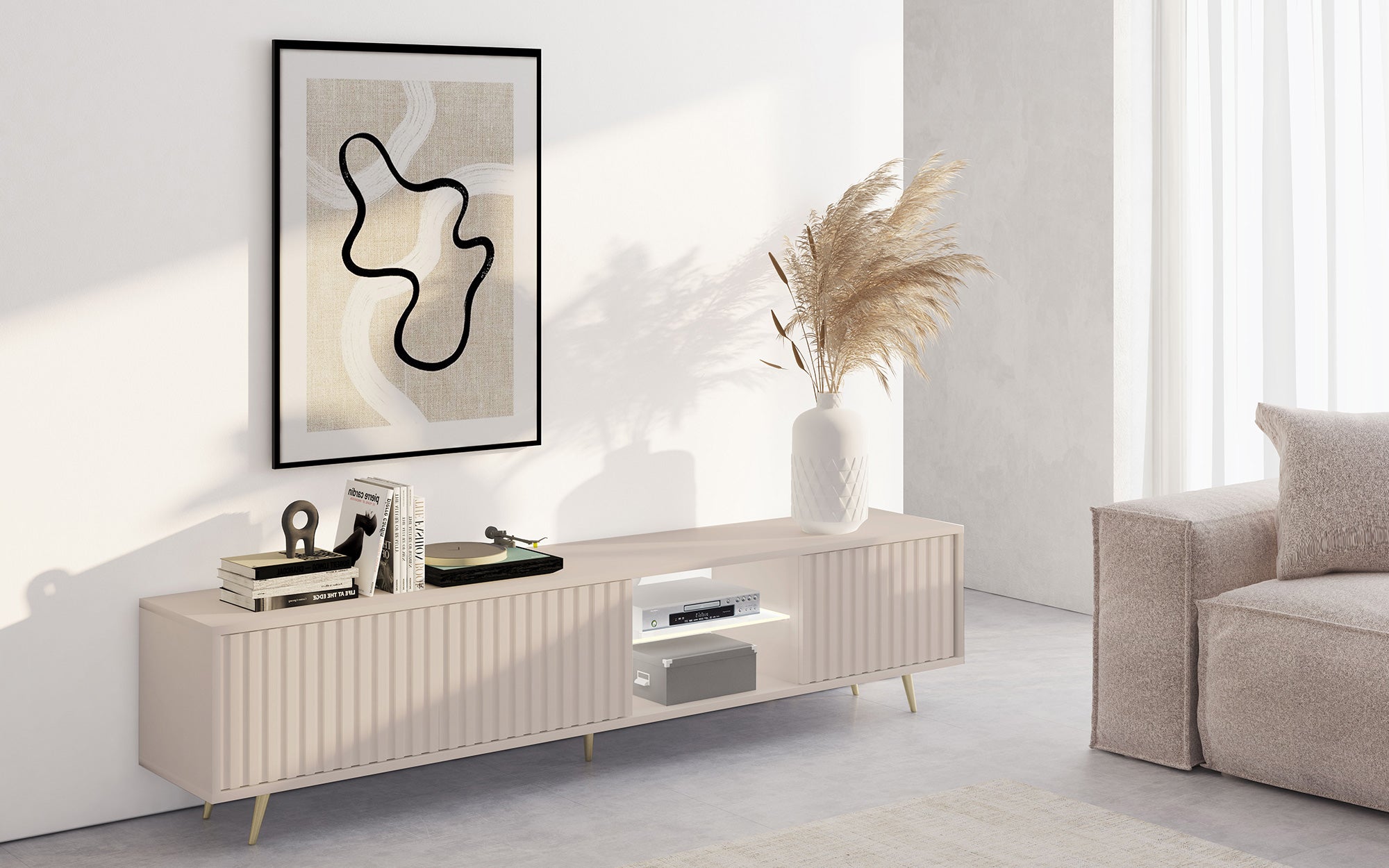 Drehtüriger TV-Schrank Bello mit Lamellenfronten und einer Glasablage mit LED-Beleuchtung, 175 cm, Kaschmir auf goldenen Beinen