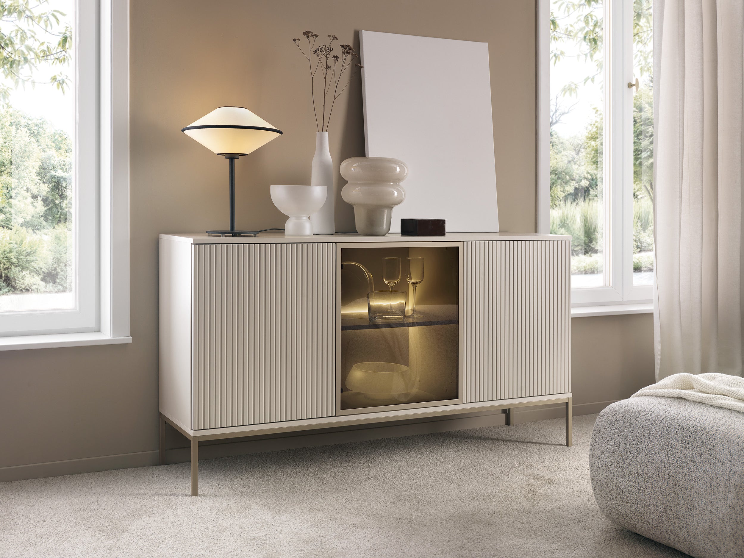 Tosena-Kommode mit drei Türen und LED-Beleuchtung, 154 cm, Kaschmir