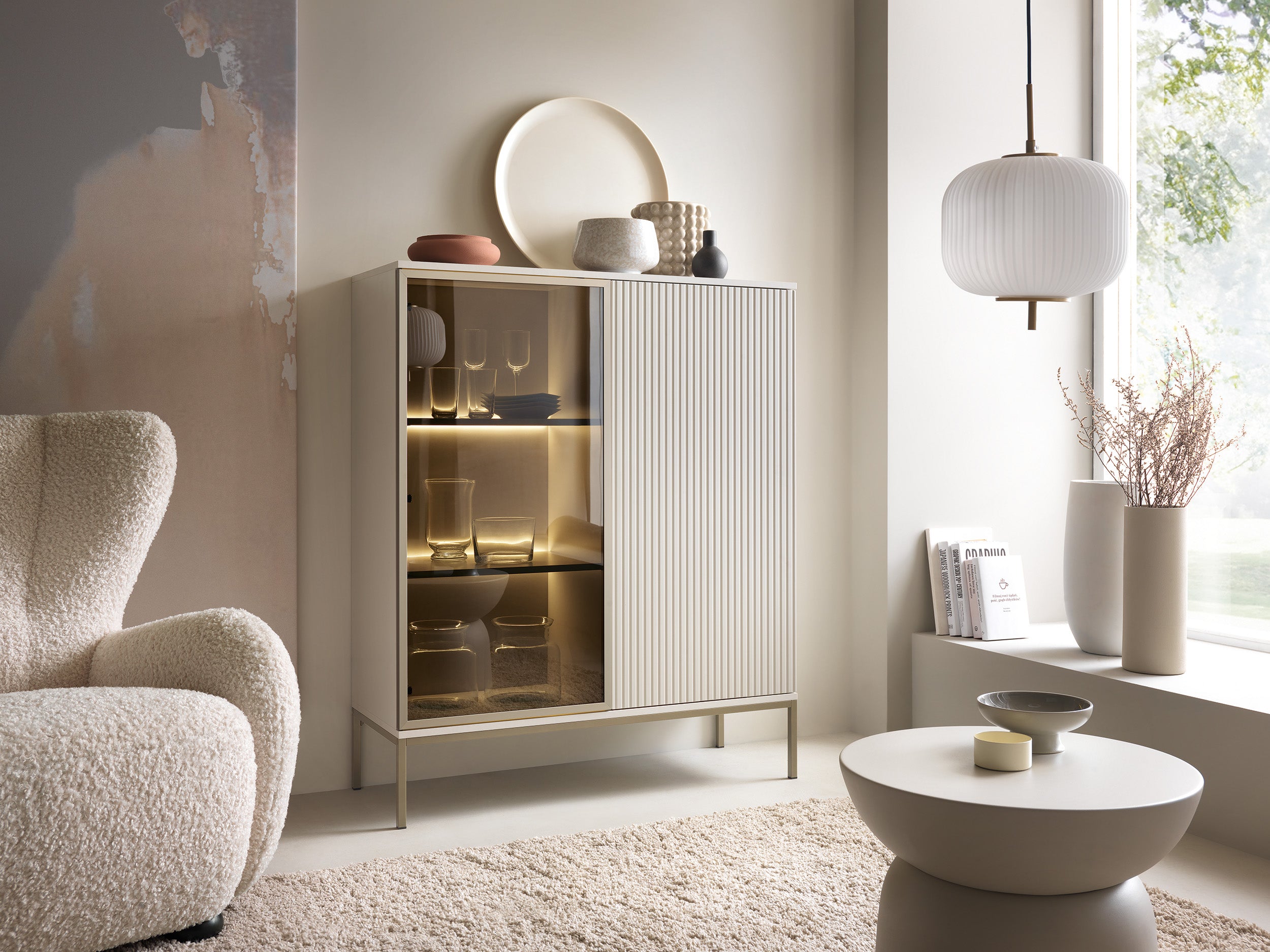 Zweiflügelige Vitrine Tosena mit LED-Beleuchtung, 104 cm, Kaschmir