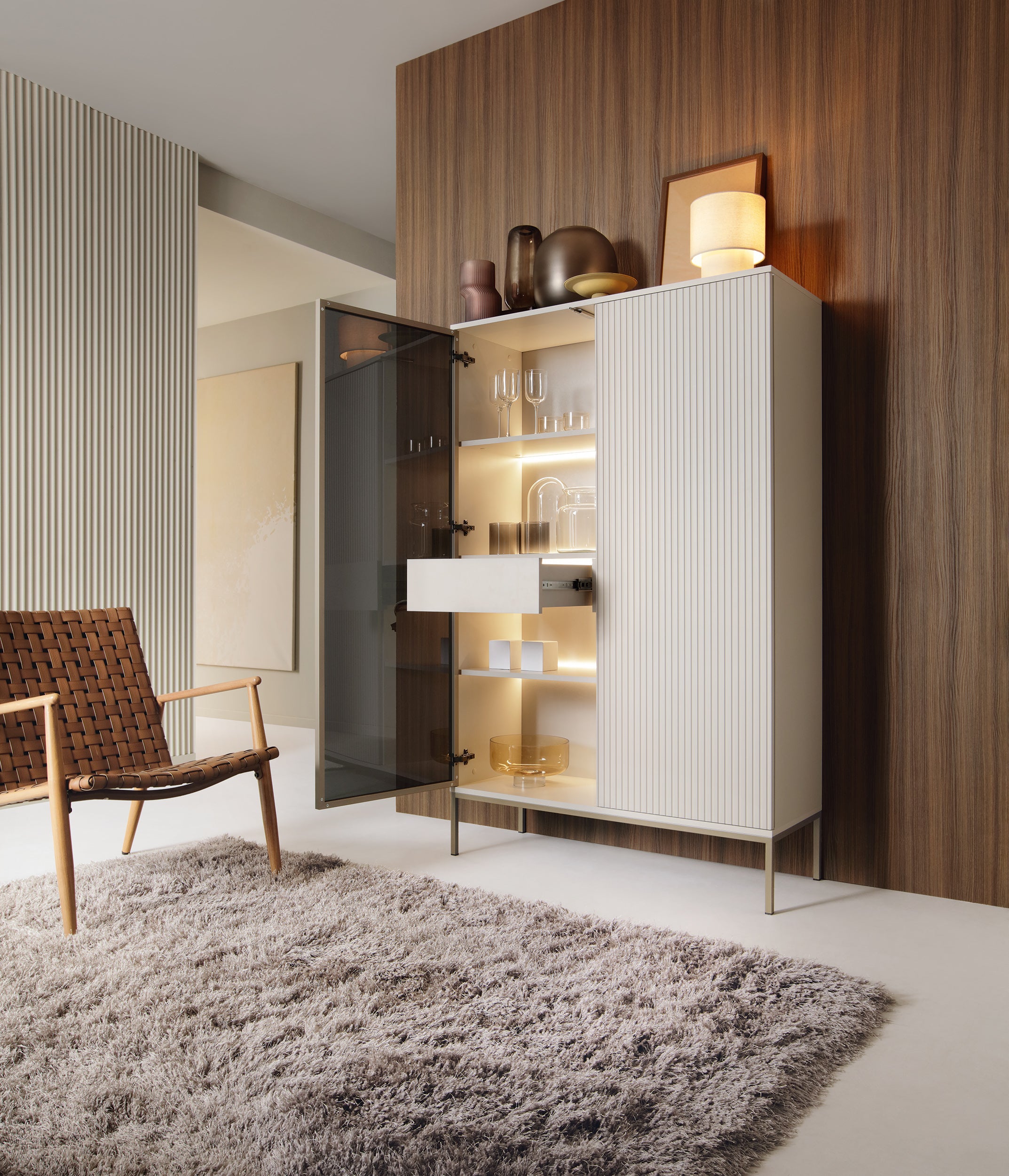 Hohe Vitrine Tosena mit zwei Türen, Schublade und LED-Beleuchtung, 104 cm, Kaschmir