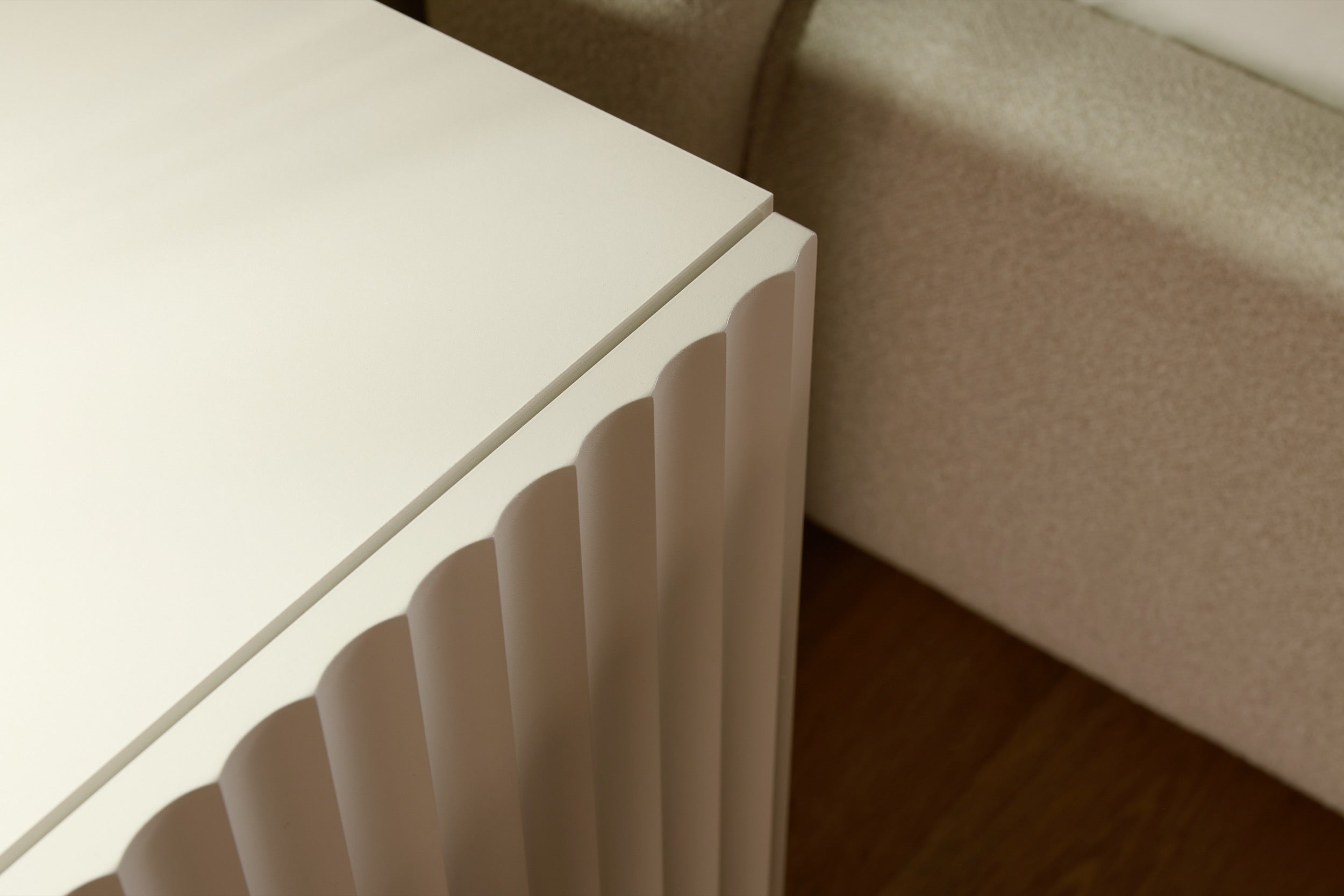 Nachttisch mit einer Tür Sunds mit geriffelten Fronten 50 cm Kaschmir