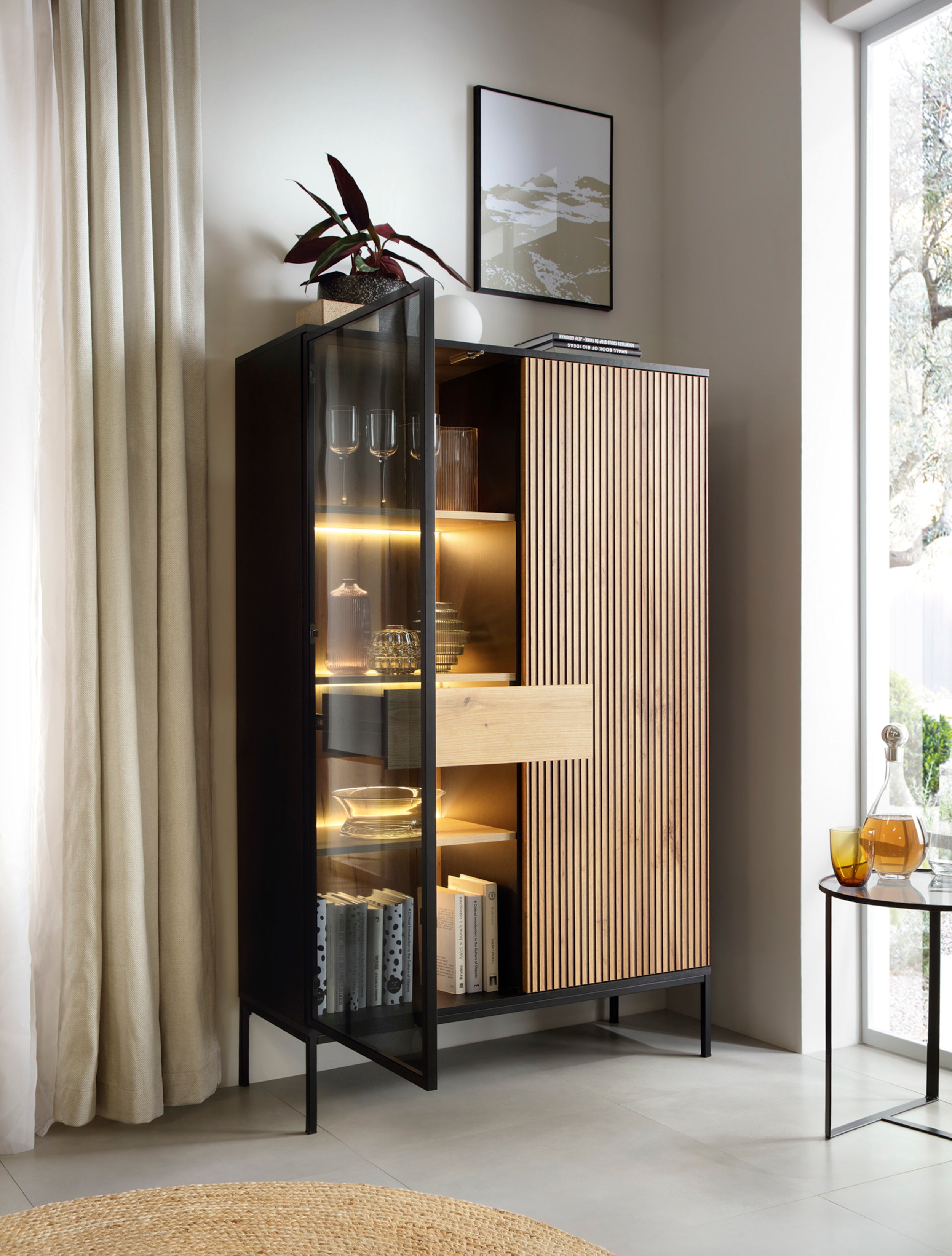 Hohe Vitrine Tosena mit zwei Türen, einer Schublade und LED-Beleuchtung, 104 cm, Schwarz/Wotan-Eiche