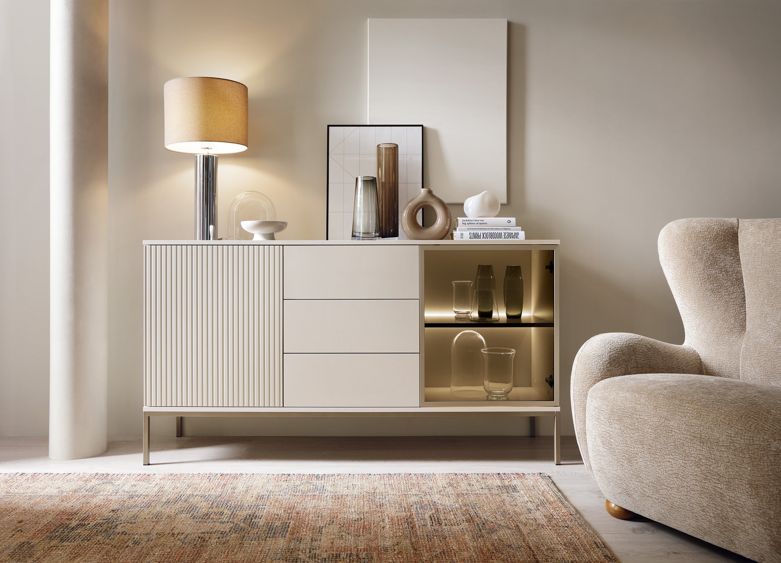 Kommode Tosena mit zwei Türen, Schubladen und LED-Beleuchtung, 154 cm, Kaschmir