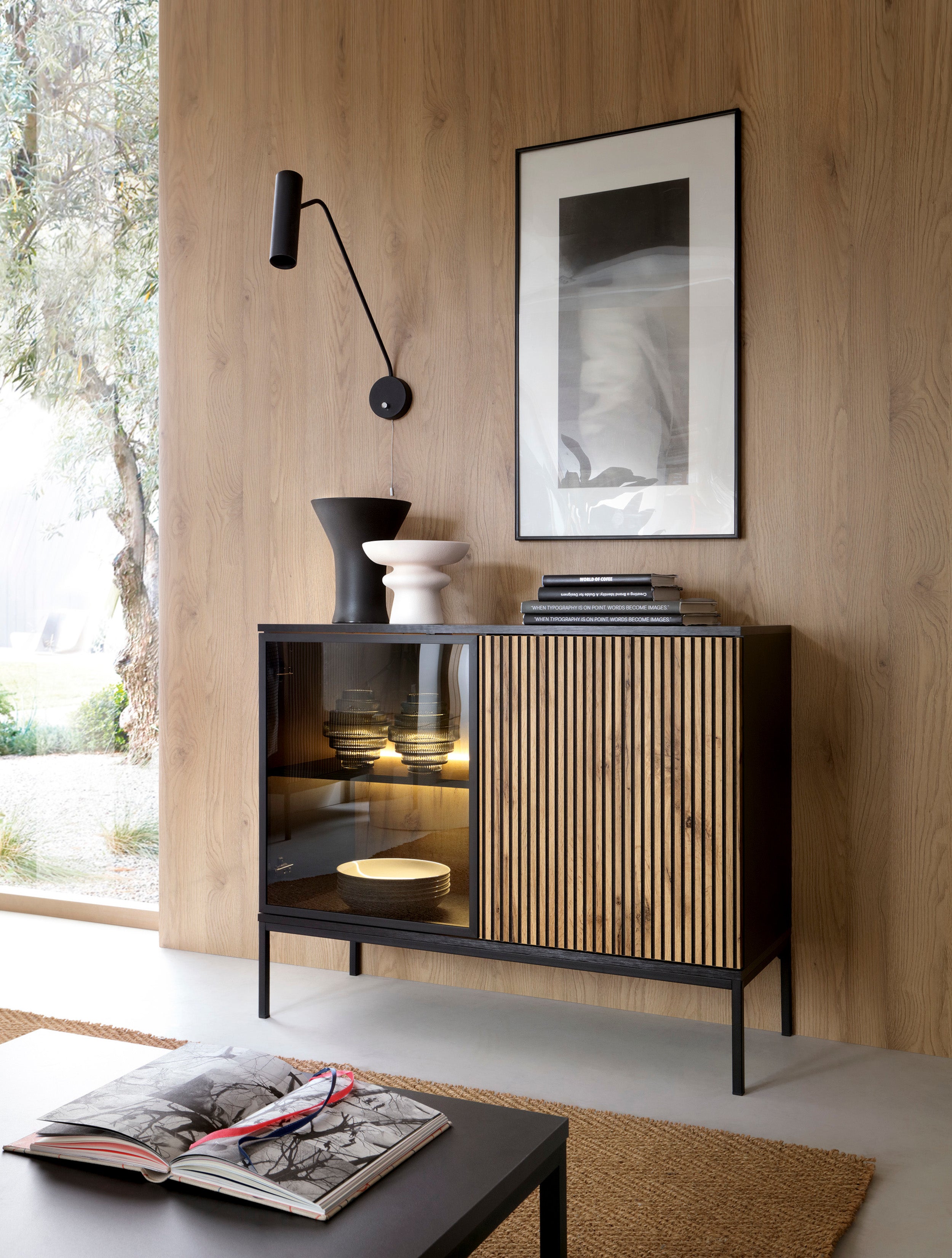 Kommode Tosena mit zwei Türen und LED-Beleuchtung, 104 cm, Schwarz/Wotan Eiche