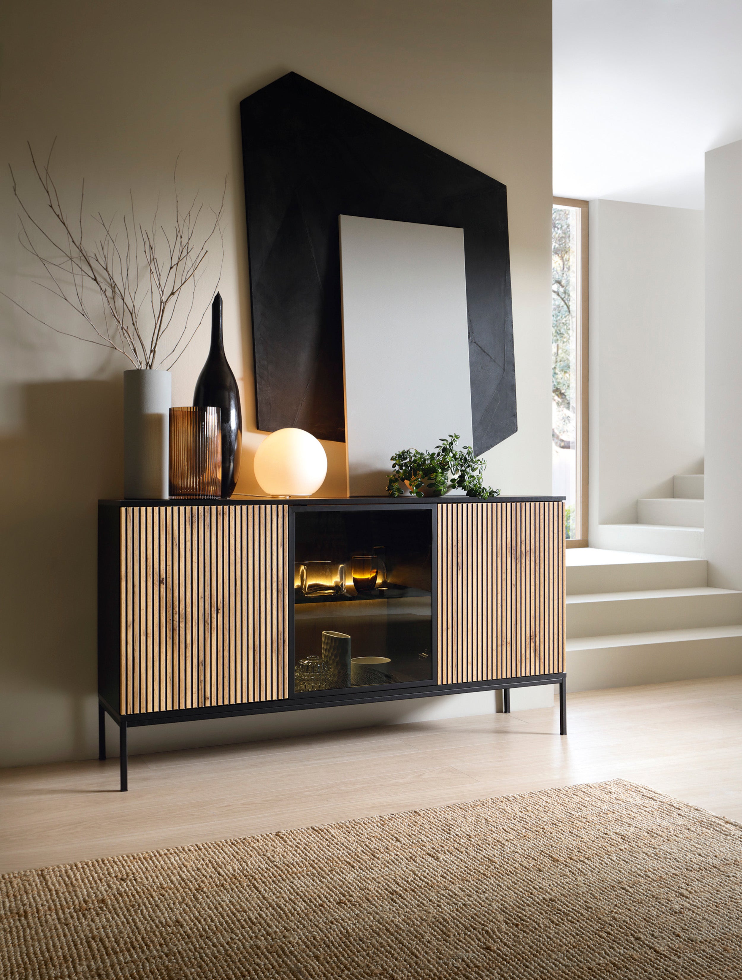 Tosena Kommode mit drei Türen und LED-Beleuchtung, 154 cm, Schwarz/Wotan-Eiche