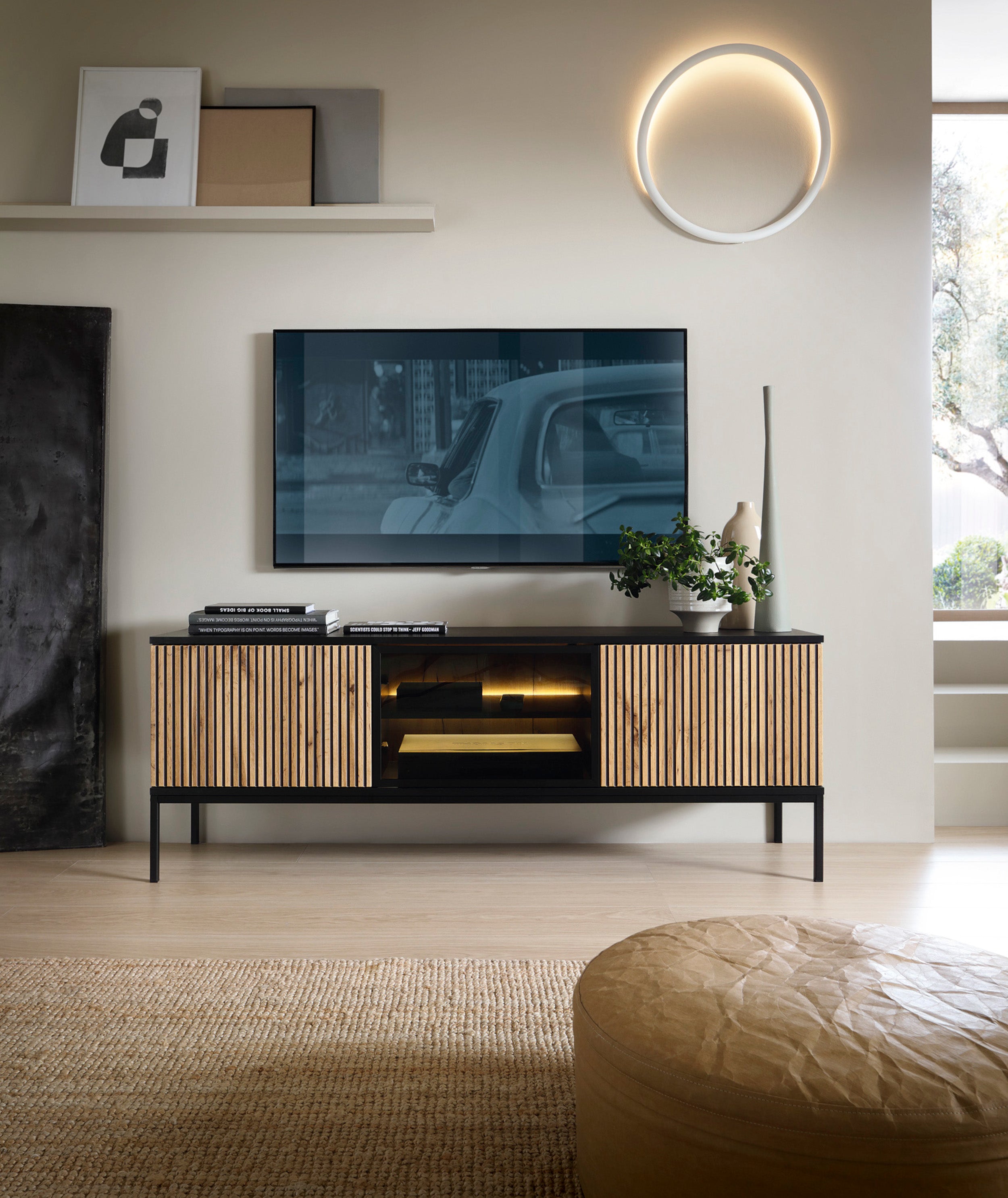 Tosena TV-Schrank mit drei Türen und LED-Beleuchtung, 154 cm, Schwarz/Wotan-Eiche