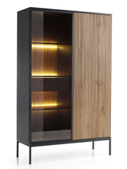 Hohe Vitrine Tosena mit zwei Türen, einer Schublade und LED-Beleuchtung, 104 cm, Schwarz/Wotan-Eiche