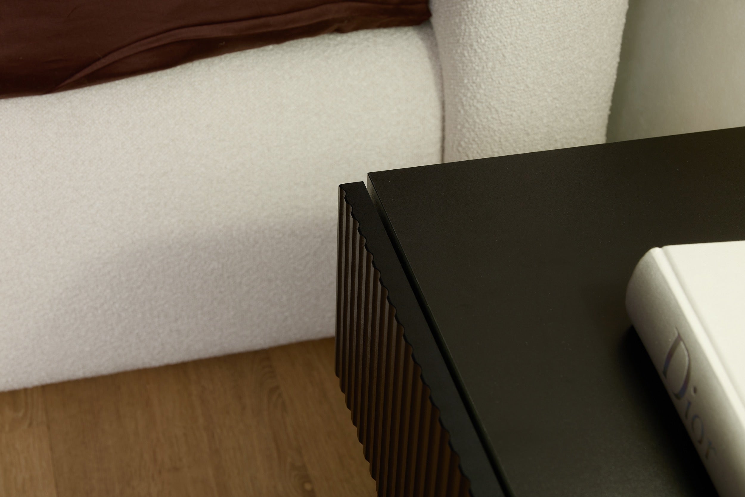 Nachttisch Veldio New mit gefräster Front und Schublade, 50 cm, schwarz