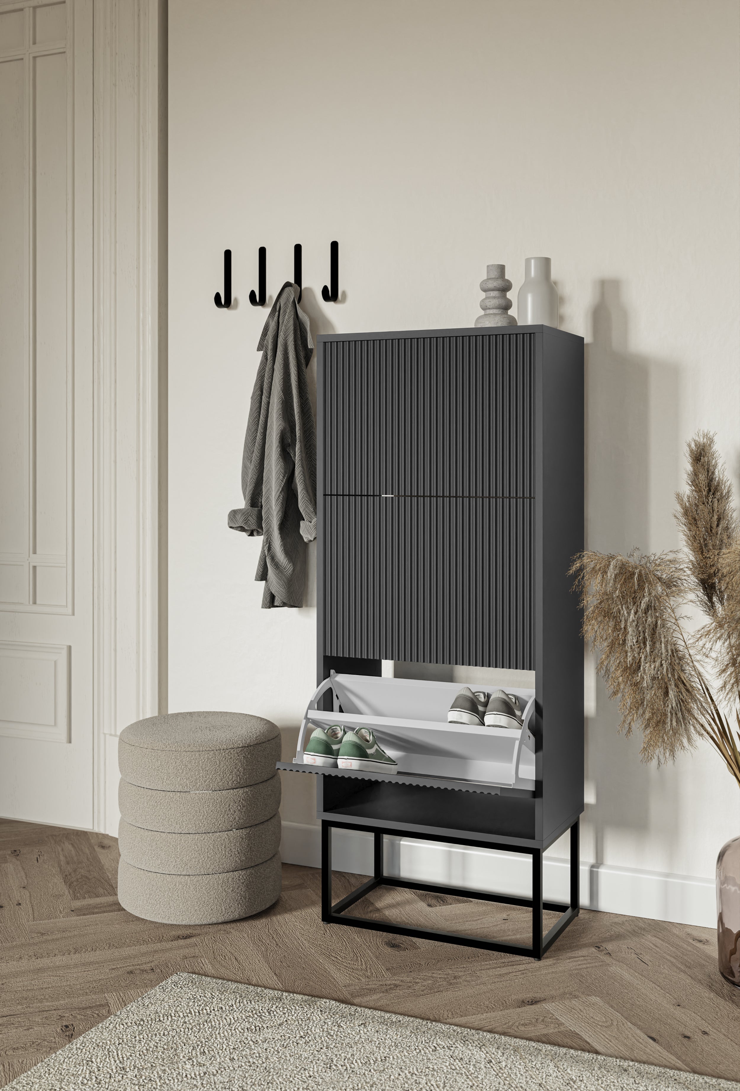 Schuhschrank Veldio mit gefräster Front und drei Fächern, 50 cm, Schwarz mit schwarzen Beinen