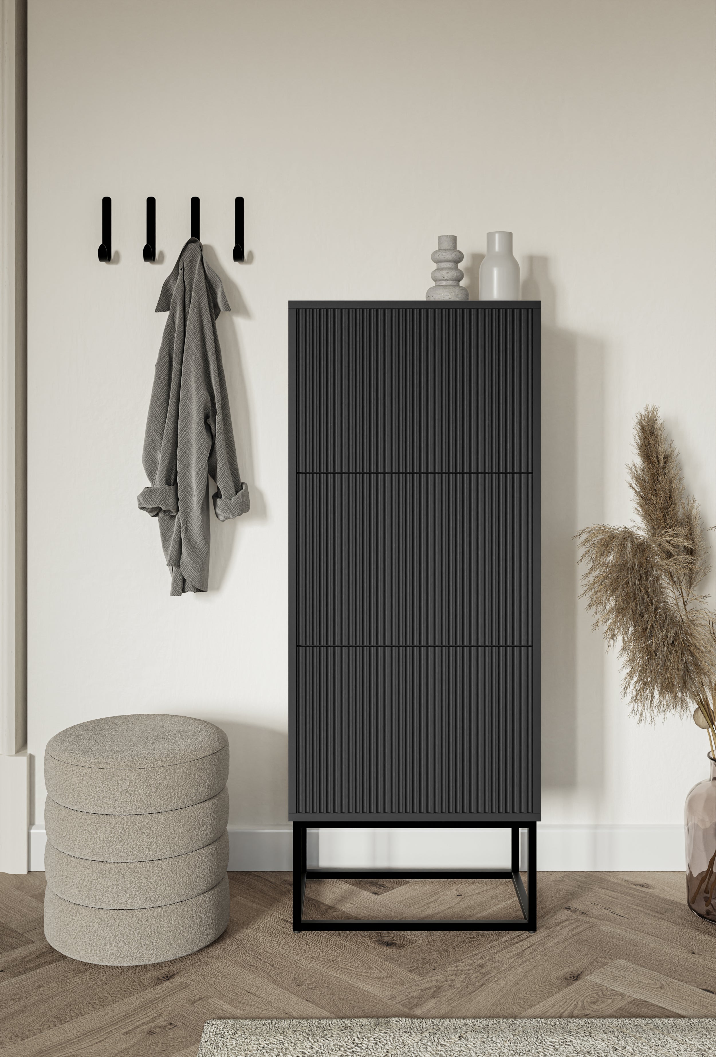 Schuhschrank Veldio mit gefräster Front und drei Fächern, 50 cm, Schwarz mit schwarzen Beinen