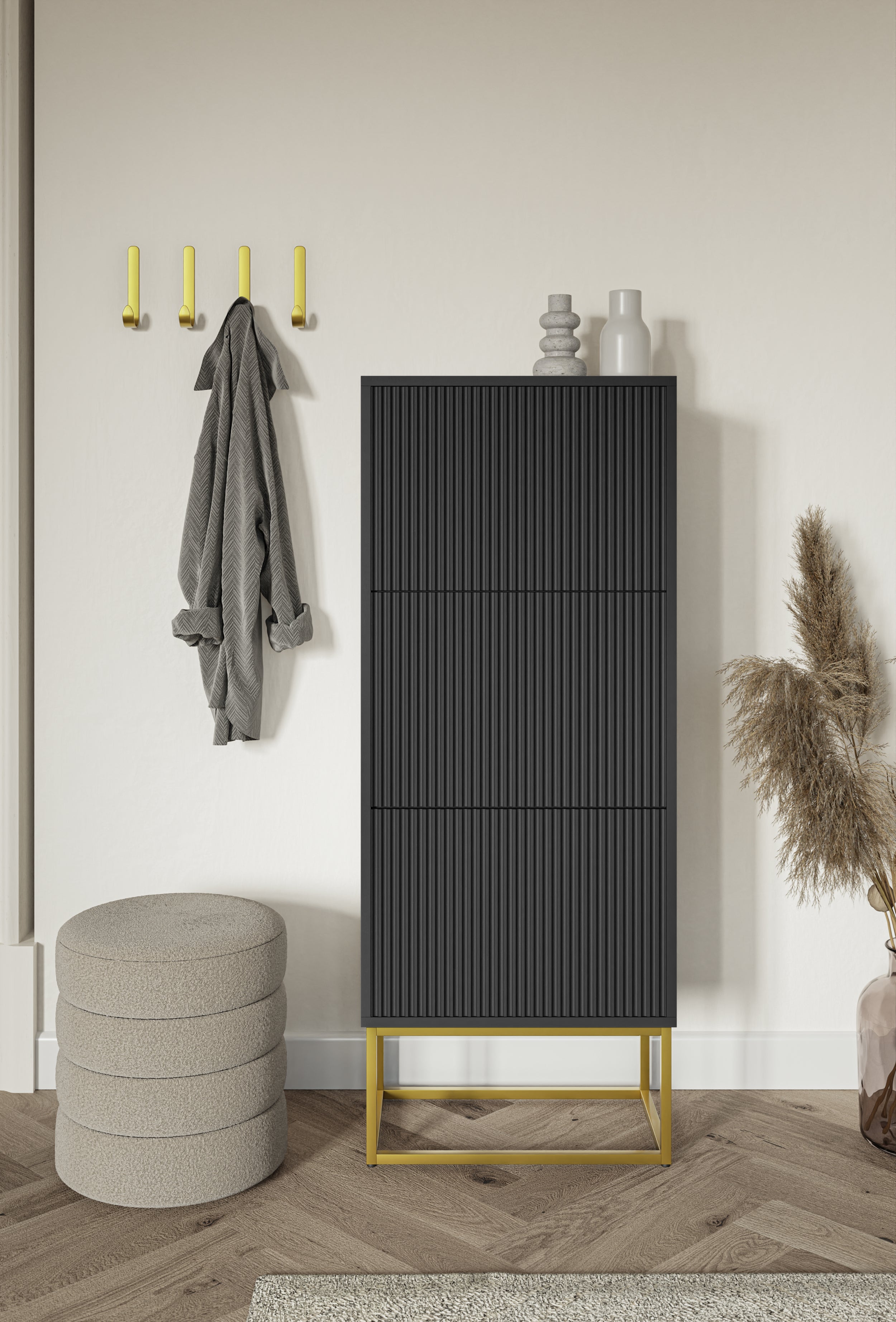 Schuhschrank Veldio mit gefräster Front und drei Fächern, 50 cm, Schwarz mit goldenen Beinen