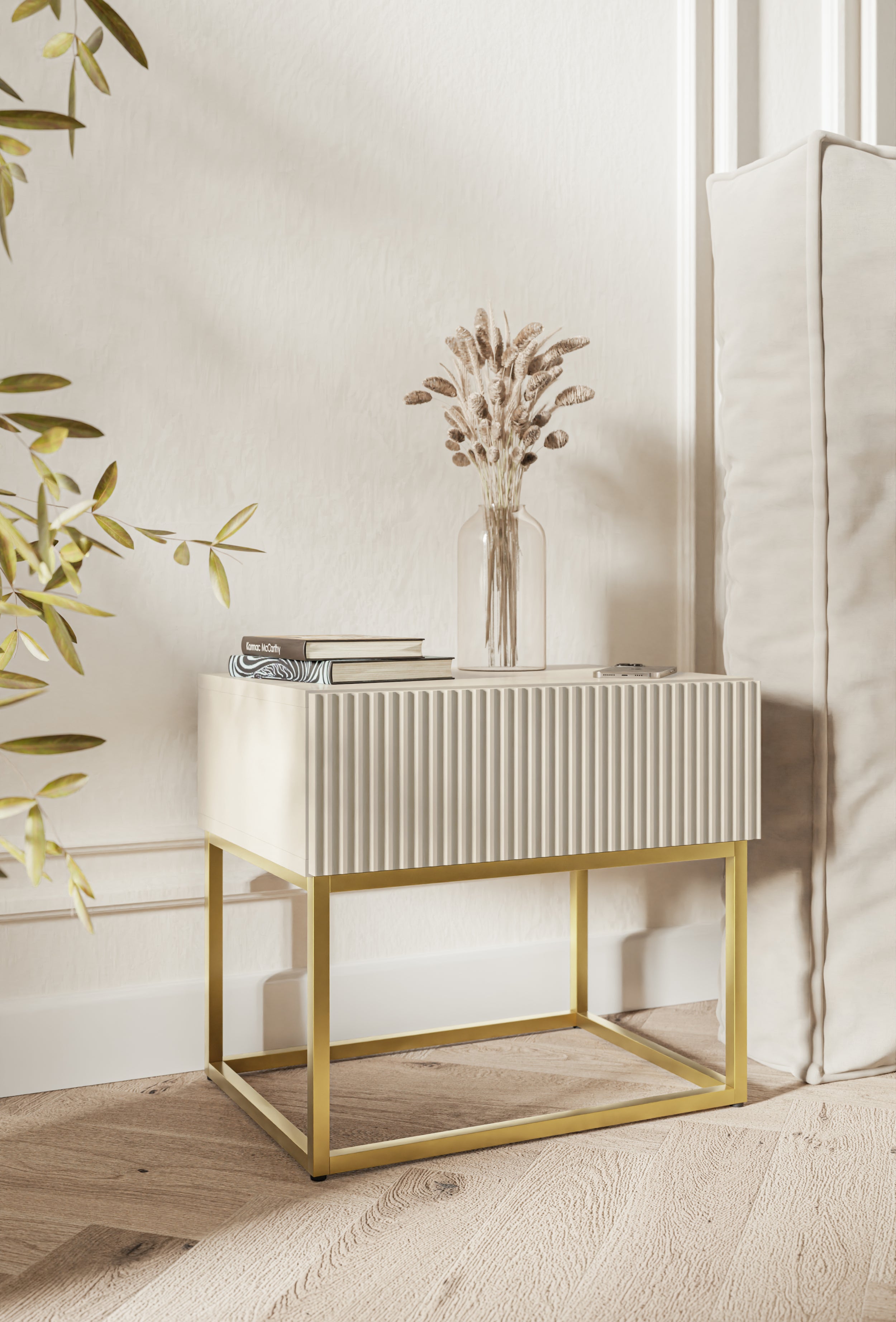 Nachttisch Veldio mit gefräster Front und Schublade, 50 cm, Grau mit goldenen Beinen