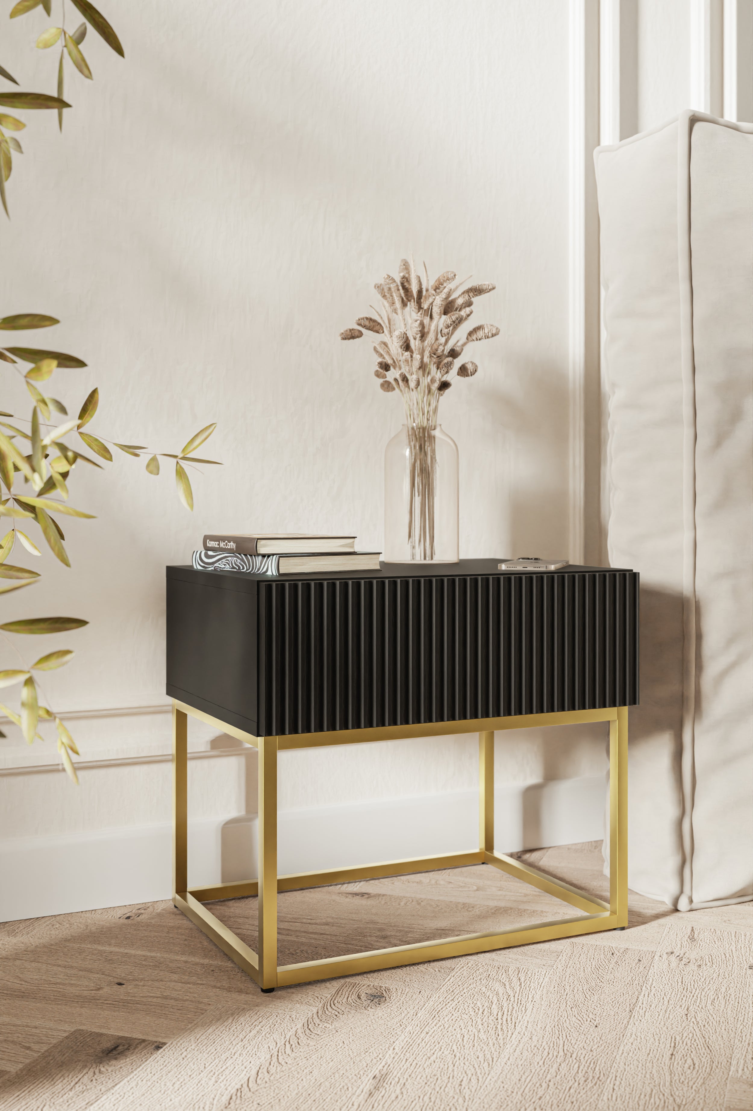 Nachttisch Veldio mit gefräster Front und Schublade 50 cm Schwarz mit goldenen Beinen