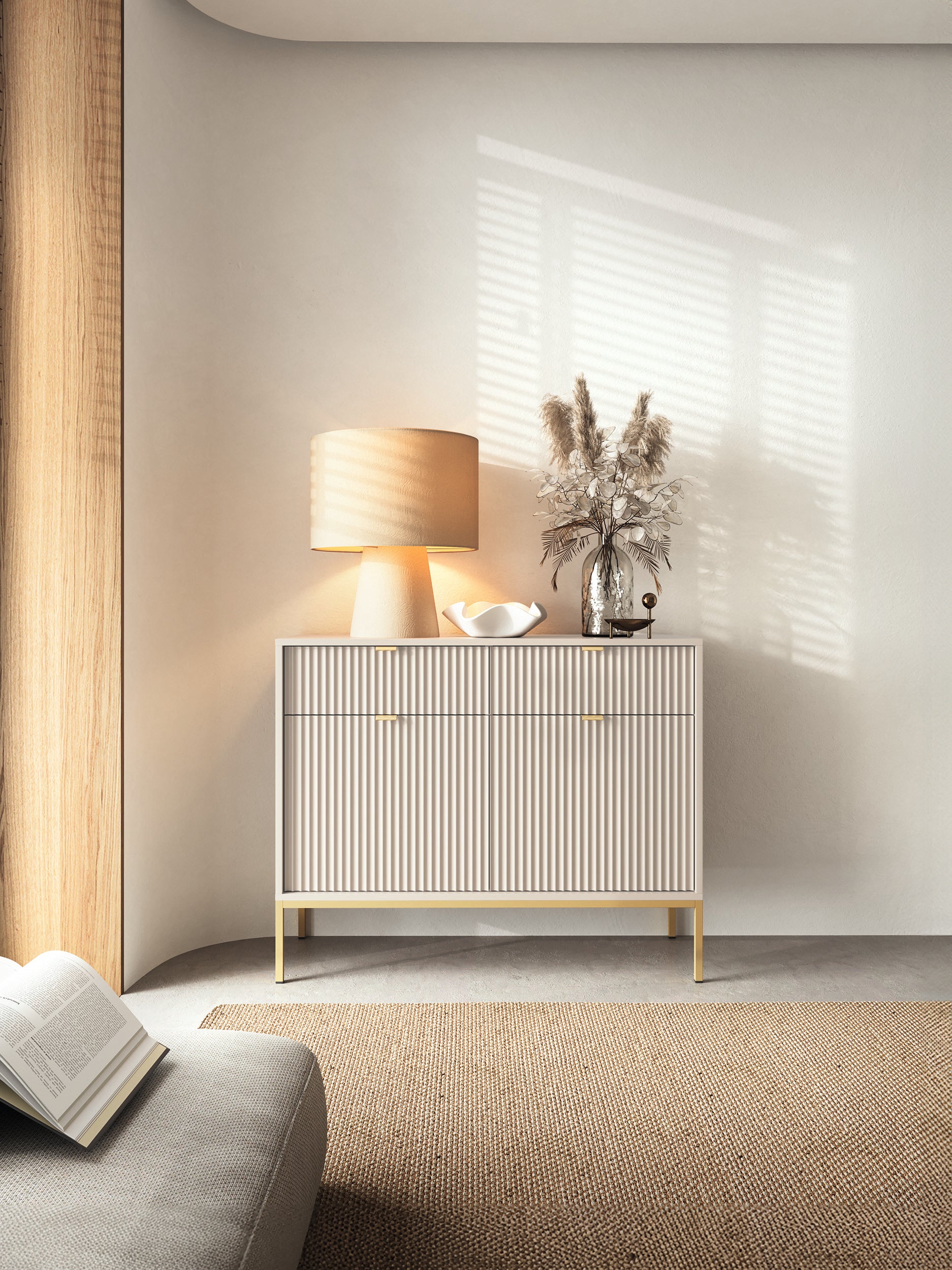 Zweiturige Kommode Vellore 104 cm Kaschmir mit gerillten Fronten und goldenem Gestell