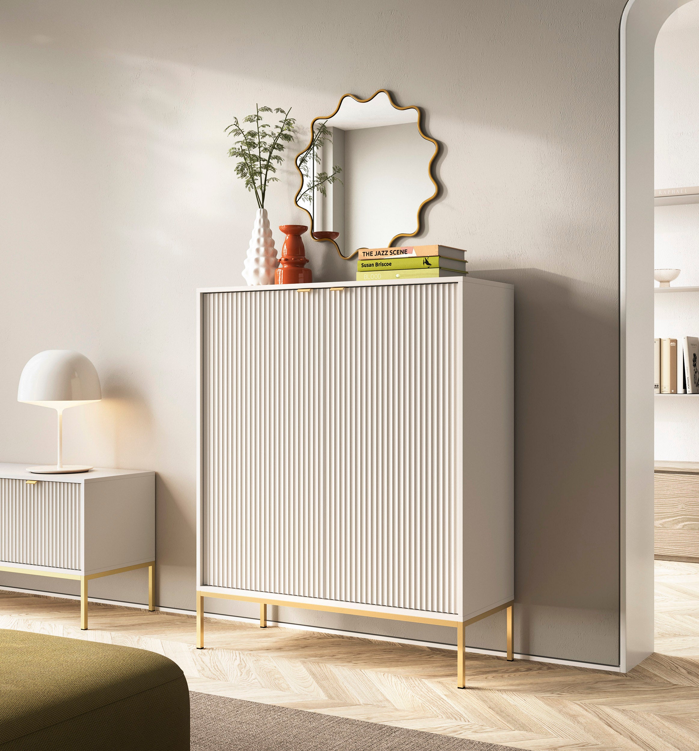 Hohe Kommode Vellore Kaschmir mit gerillten Fronten und goldenem Gestell