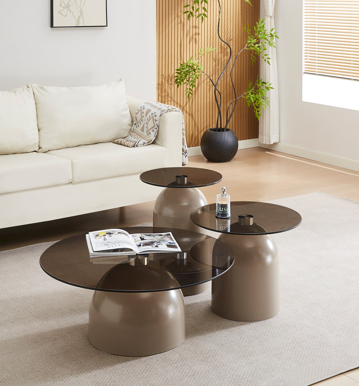 Velmorra Couchtisch rund, Durchmesser 80 cm, mit rauchfarbenem Glasplatte und kaschmirfarbenem Metallgestell