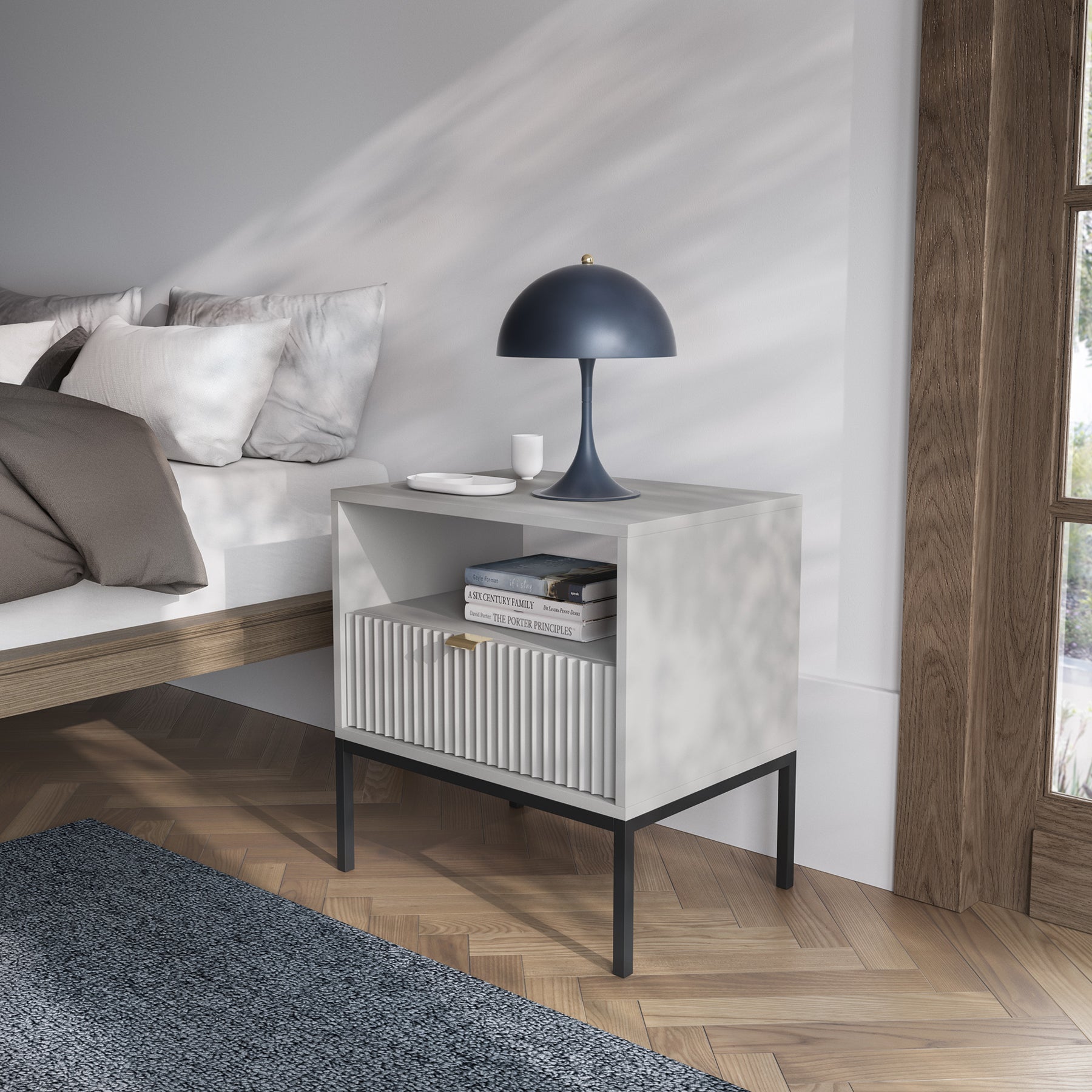 Nachttisch Vellore 54 cm grau mit geriffelter Front und goldenem Griff