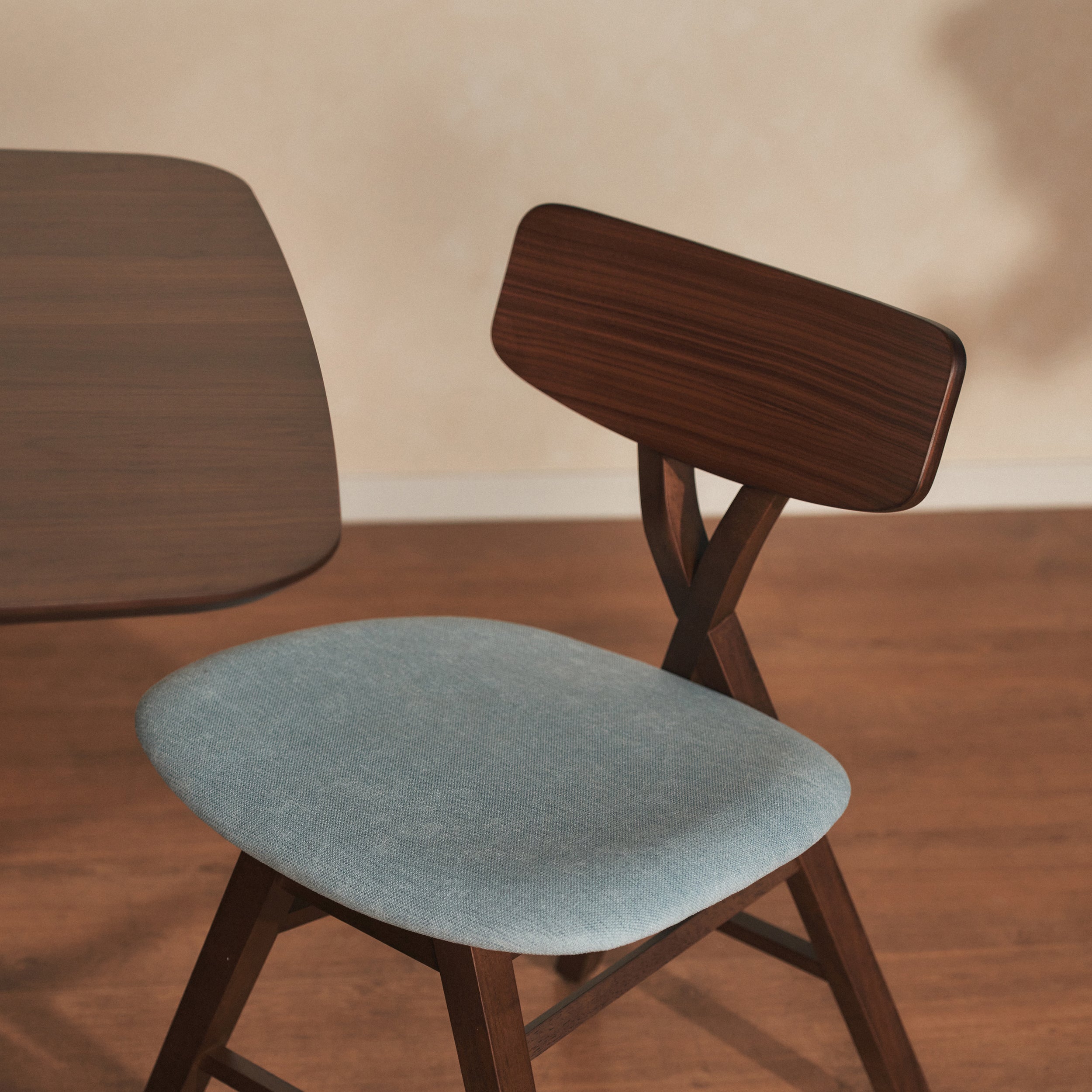 Holzstuhl für das Esszimmer Loomens Nussbaum/Blau