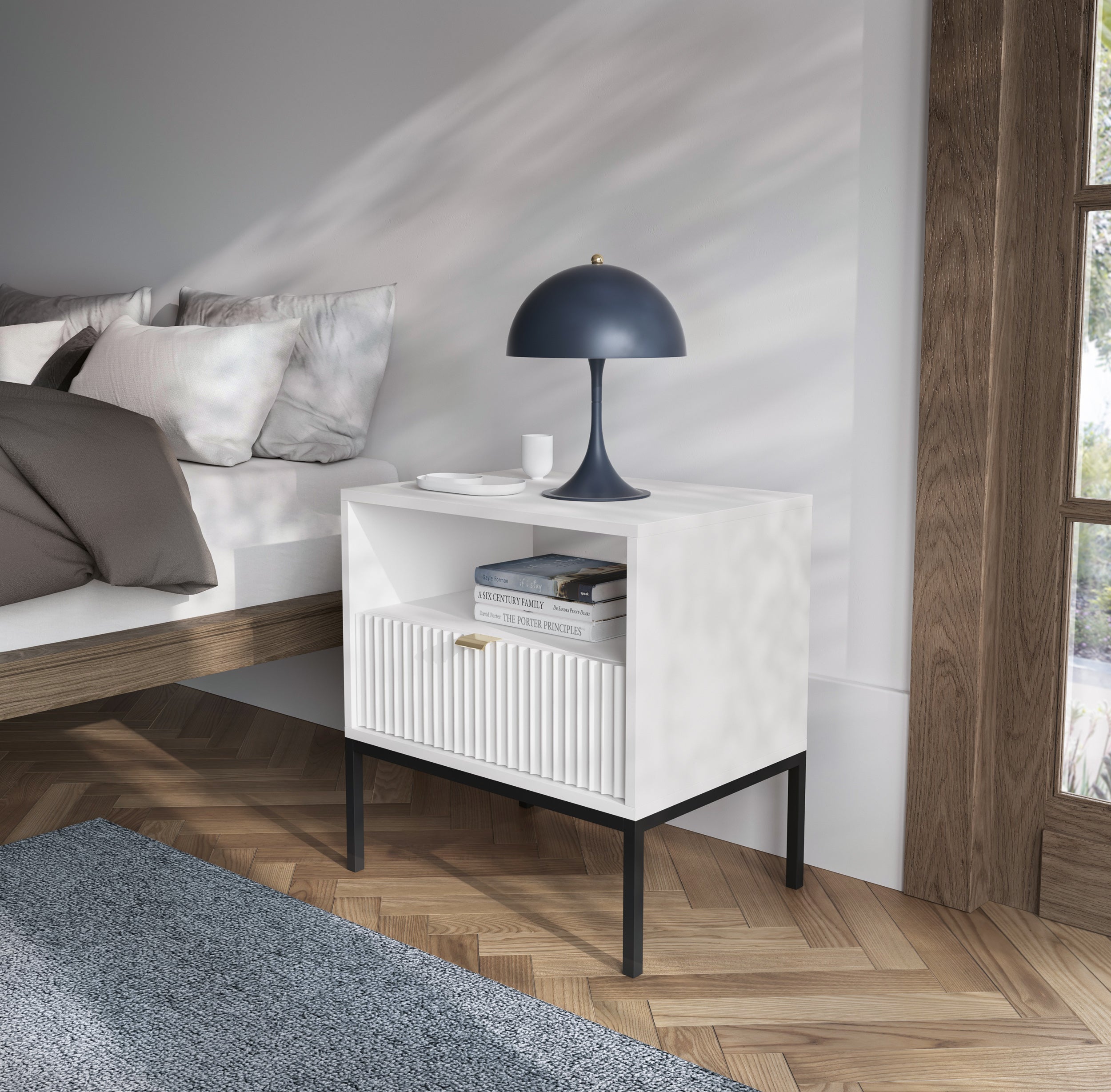 Nachttisch Vellore 54 cm weiß mit geriffelter Front und goldenem Griff