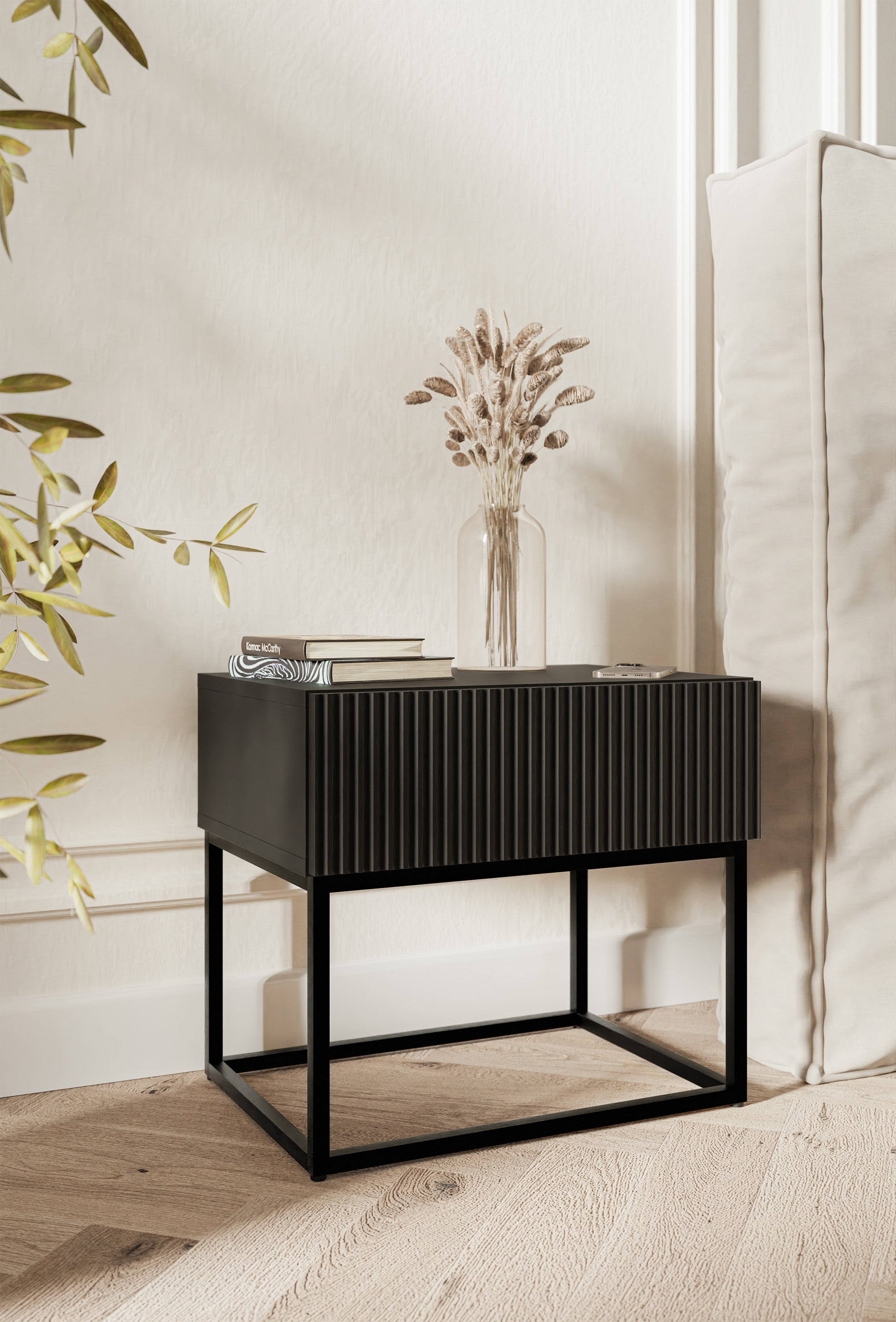 Nachttisch Veldio mit gefräster Front und Schublade 50 cm Schwarz mit schwarzen Beinen
