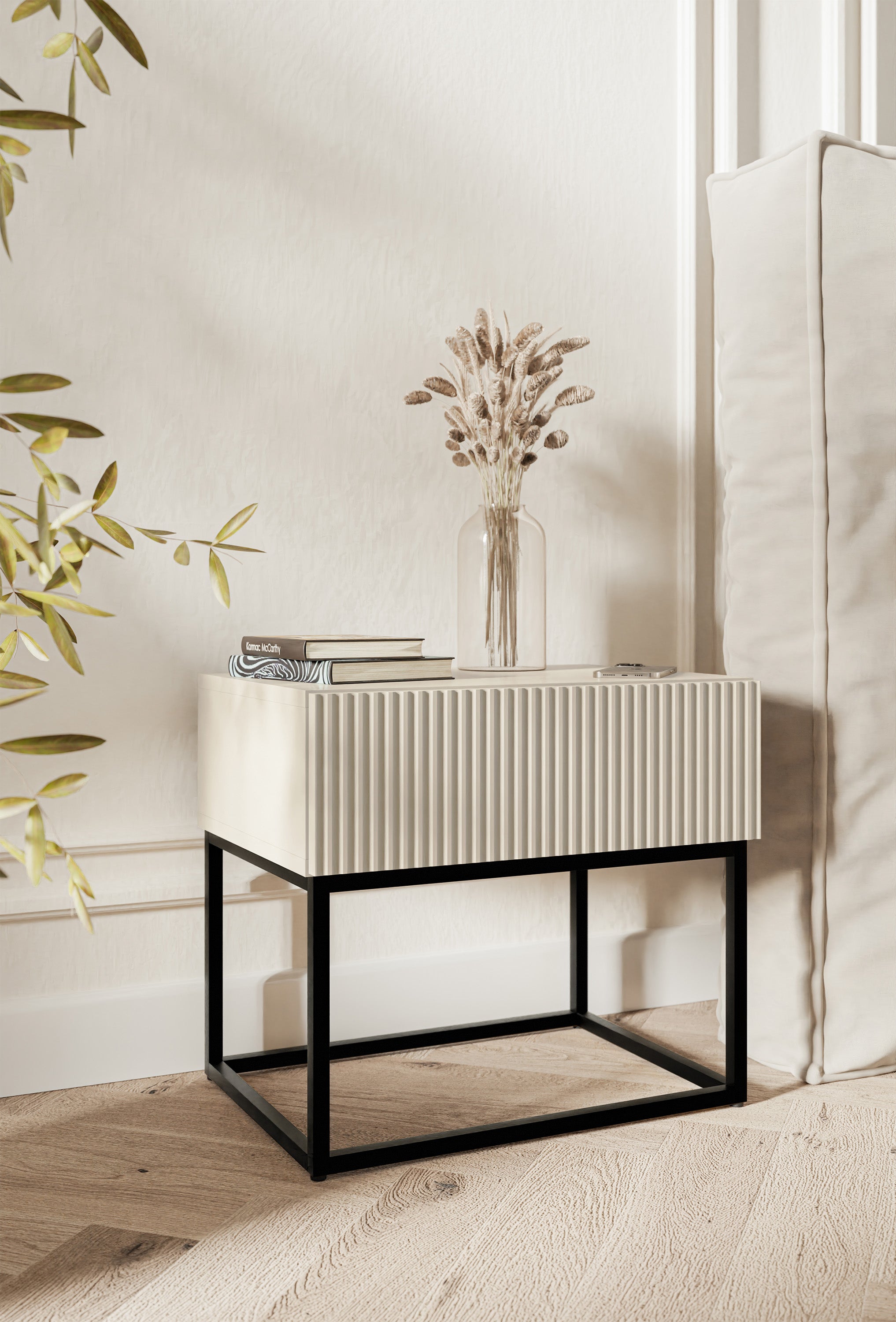 Nachttisch Veldio mit gefräster Front und Schublade 50 cm Grau-Beige mit schwarzen Beinen