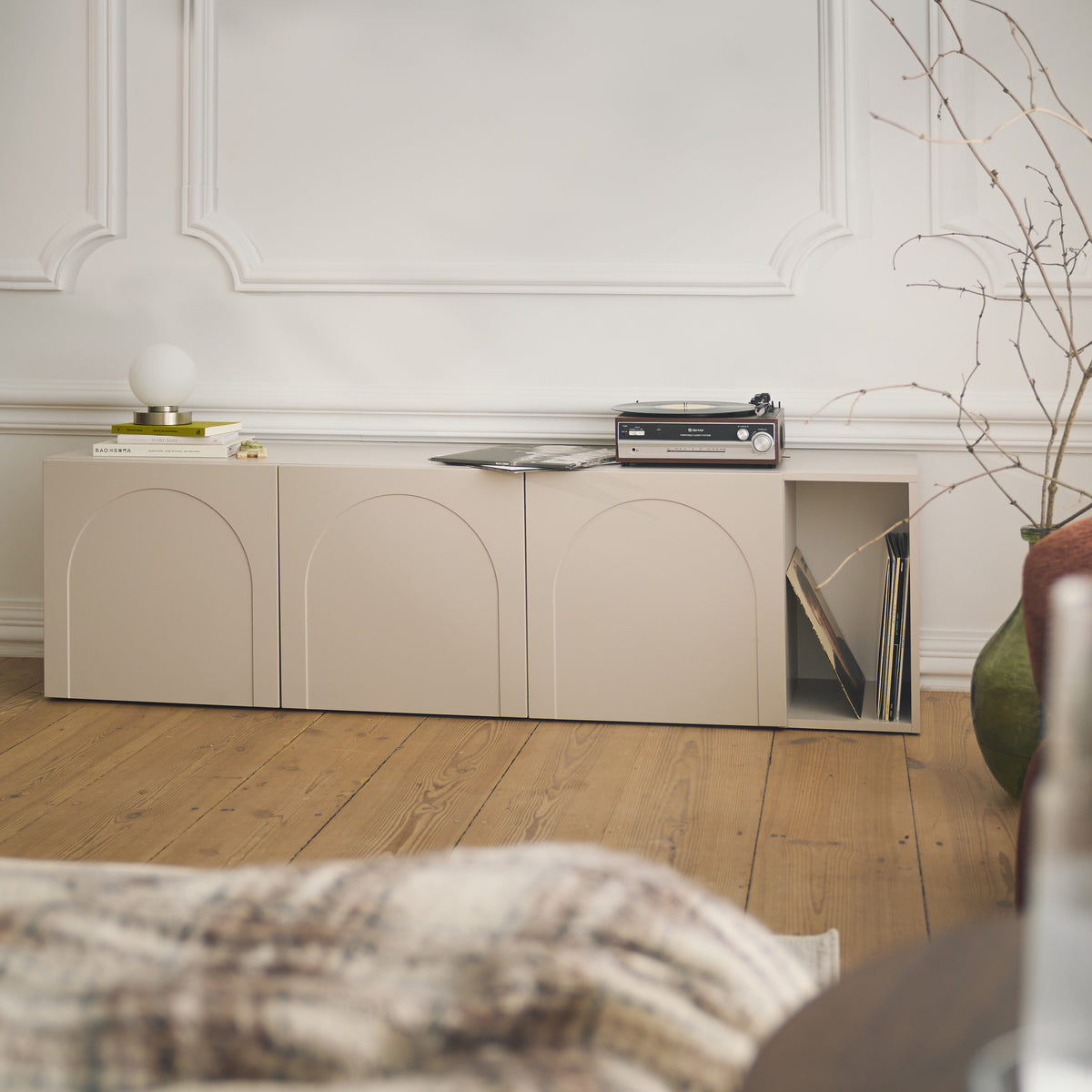 TV-Schrank Arkadia mit vier Türen und gefrästen Fronten, 175 cm, Kaschmir