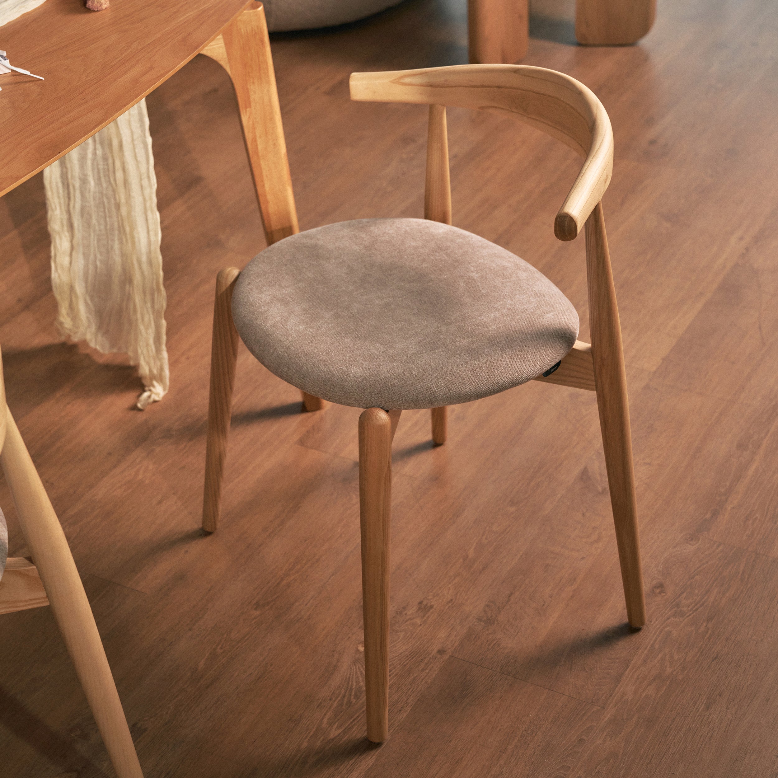 Holzstuhl für das Esszimmer Perally mit pflegeleichtem Stoff in beige Chenille/natürliche Eiche