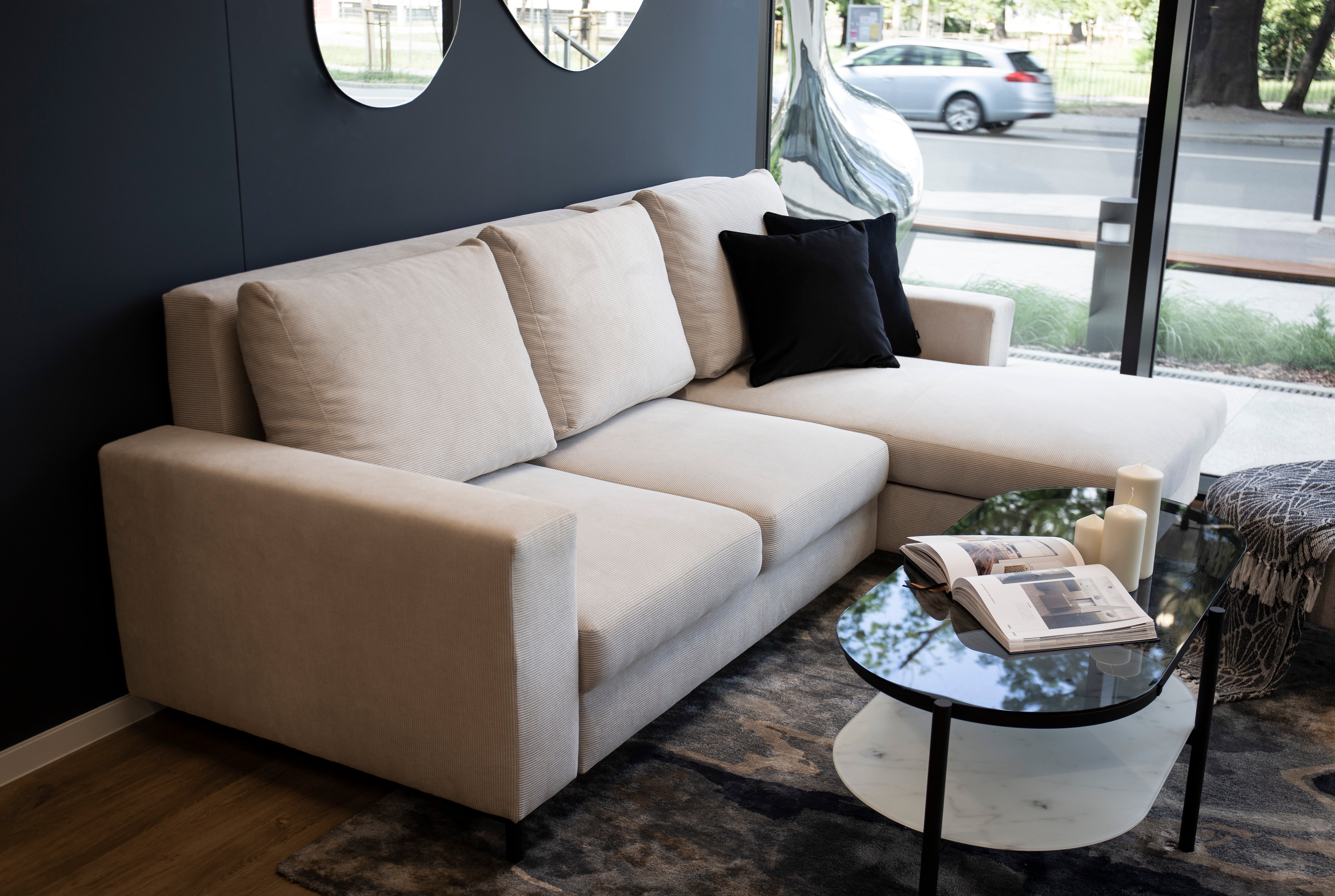 Ecksofa mit Schlafunktion Mokpeo, L-förmig, mit zwei Stauraumfächern auf schwarzen Füßen, beige Cordstoff, rechtsseitig