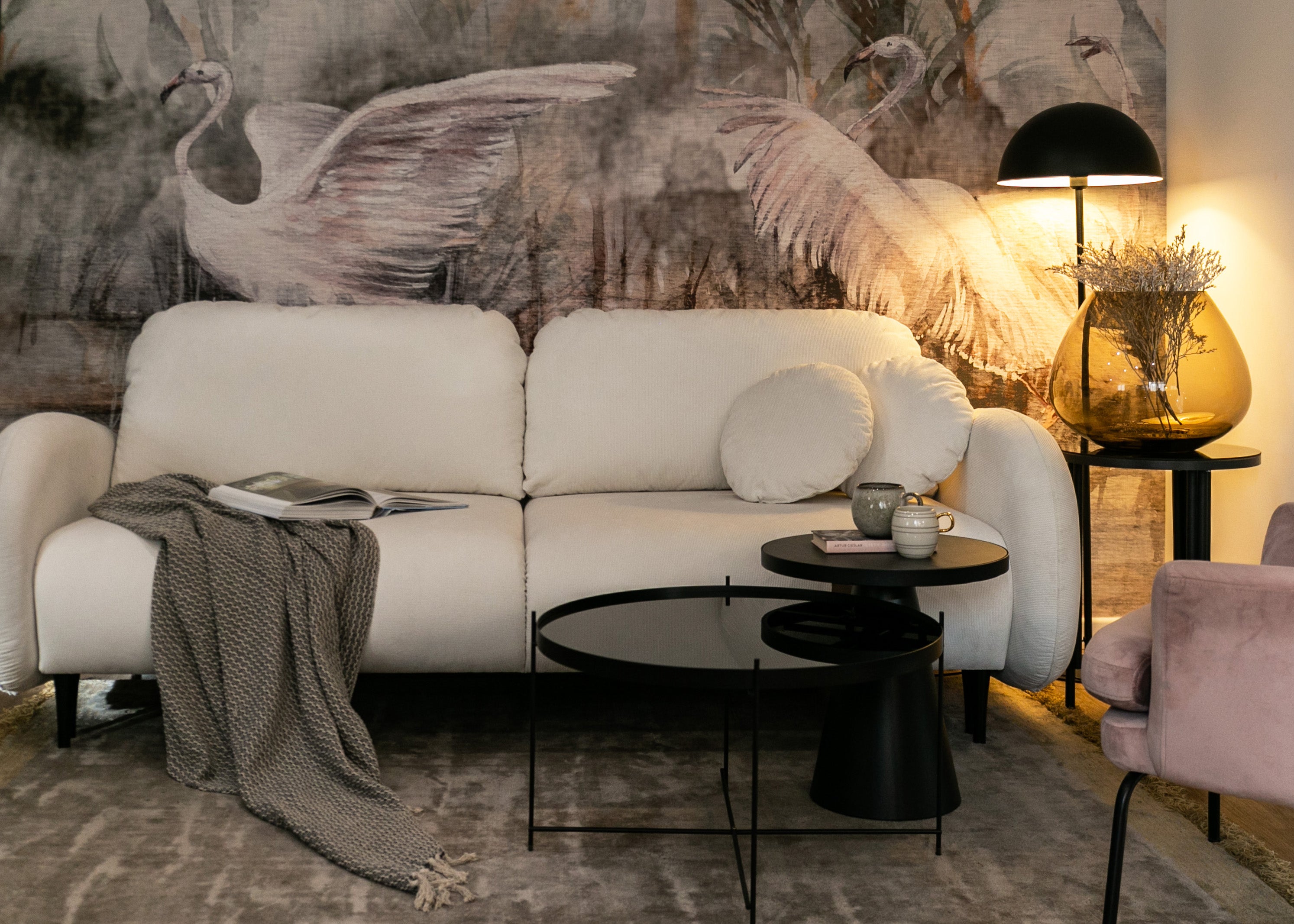 Ausklappbare Bafra Couch mit Schlaffunktion und Bettkasten, cremefarbener Cordstoff