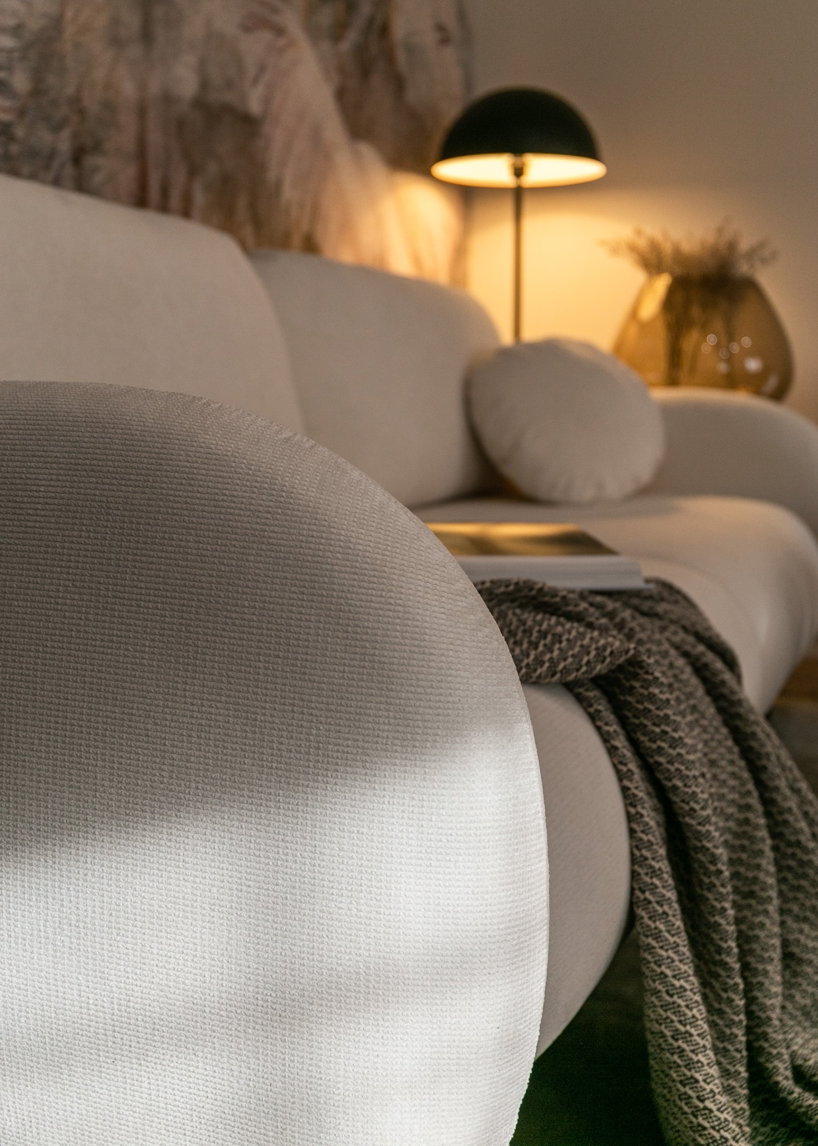 Ausklappbare Bafra Couch mit Schlaffunktion und Bettkasten, cremefarbener Cordstoff