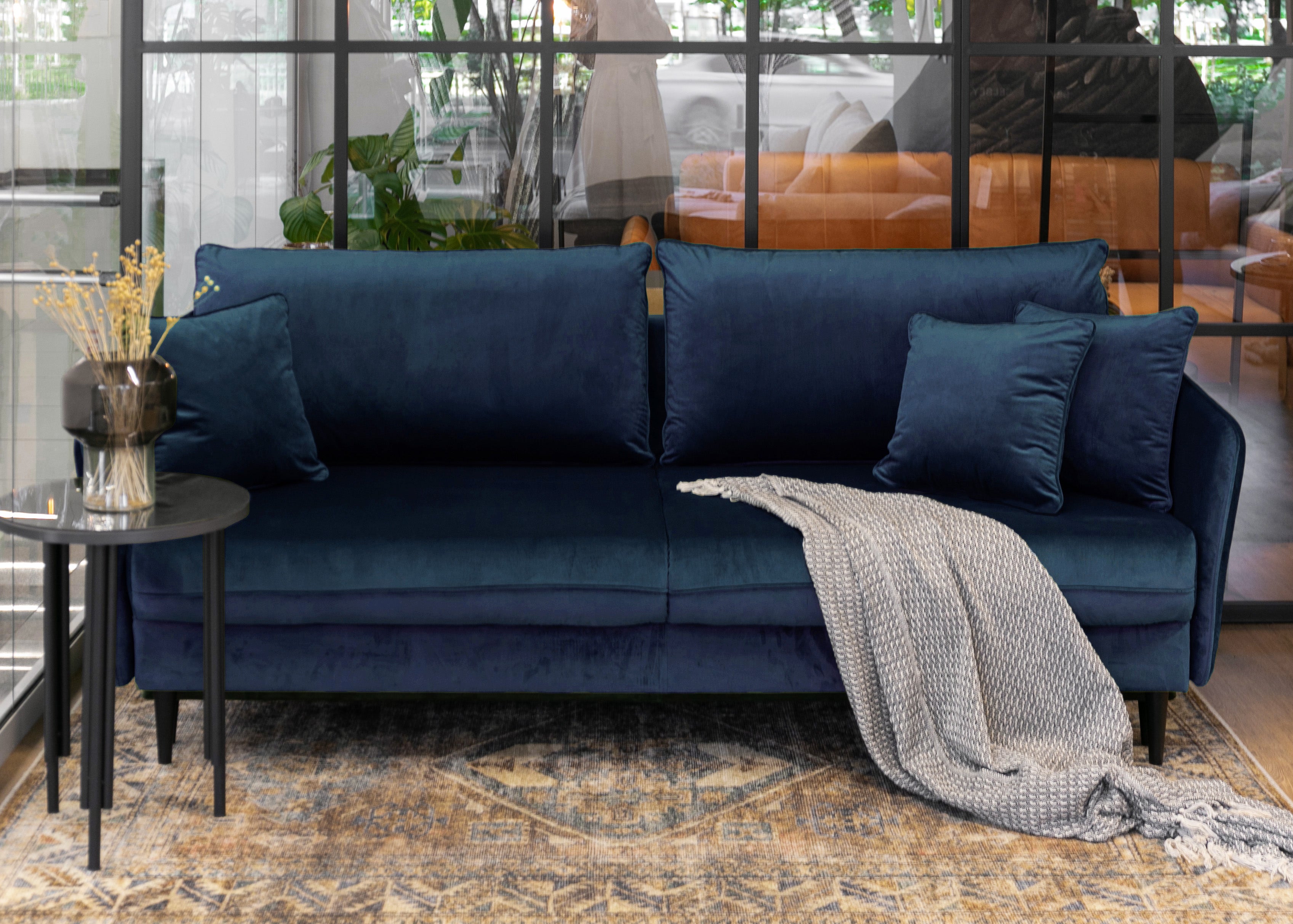 Dreisitziges ausklappbares Sofa Volio, samtblau, wasserabweisend, schwarze Beine