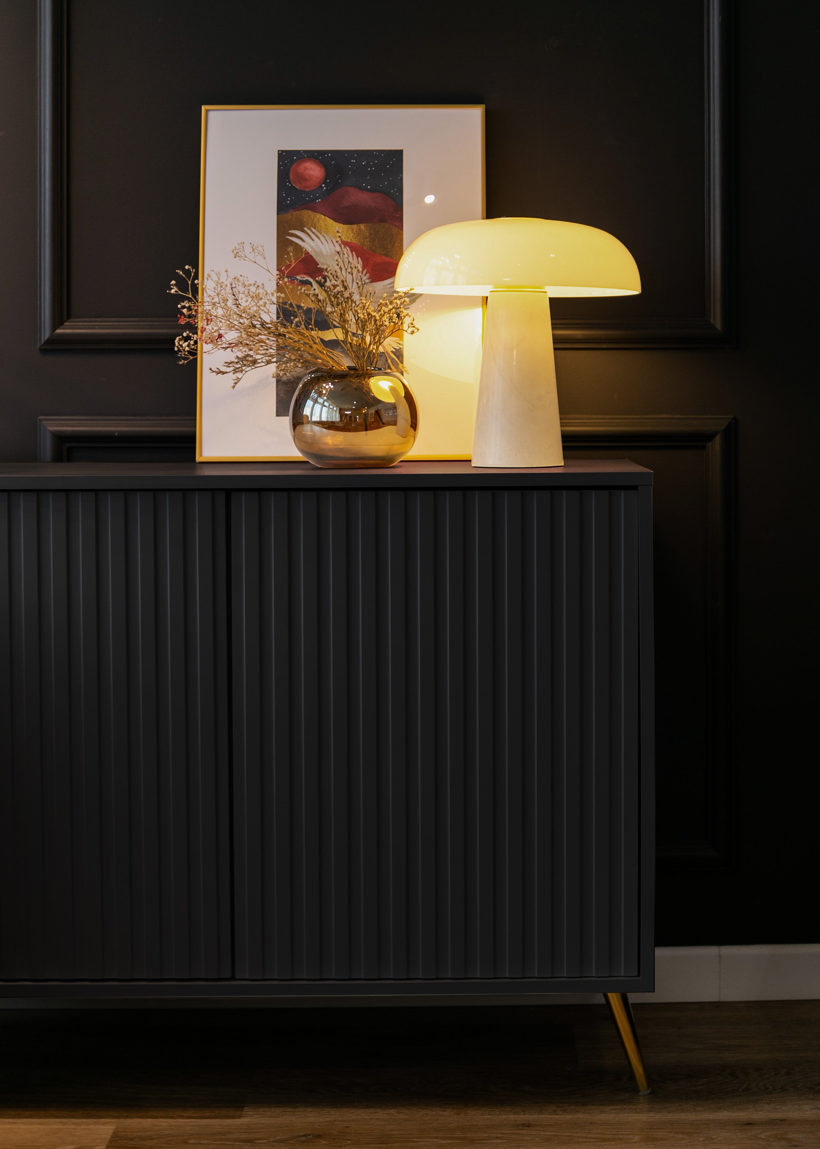 Kommode Bello mit Lamellenfronten 104 cm schwarz mit goldenen Beinen
