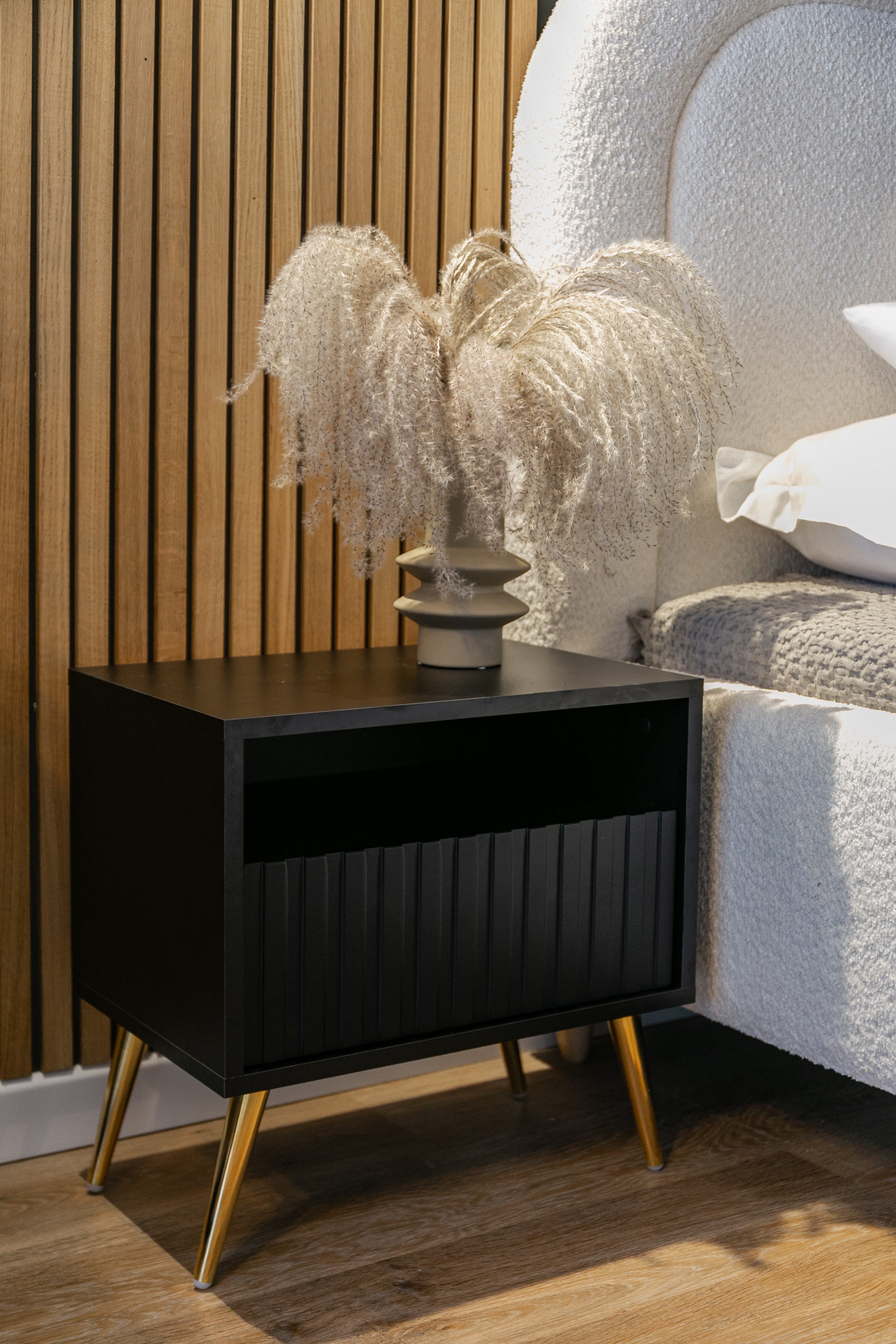 Nachttisch Bello mit Schublade und lamellenförmiger Front, schwarz mit goldenen Beinen