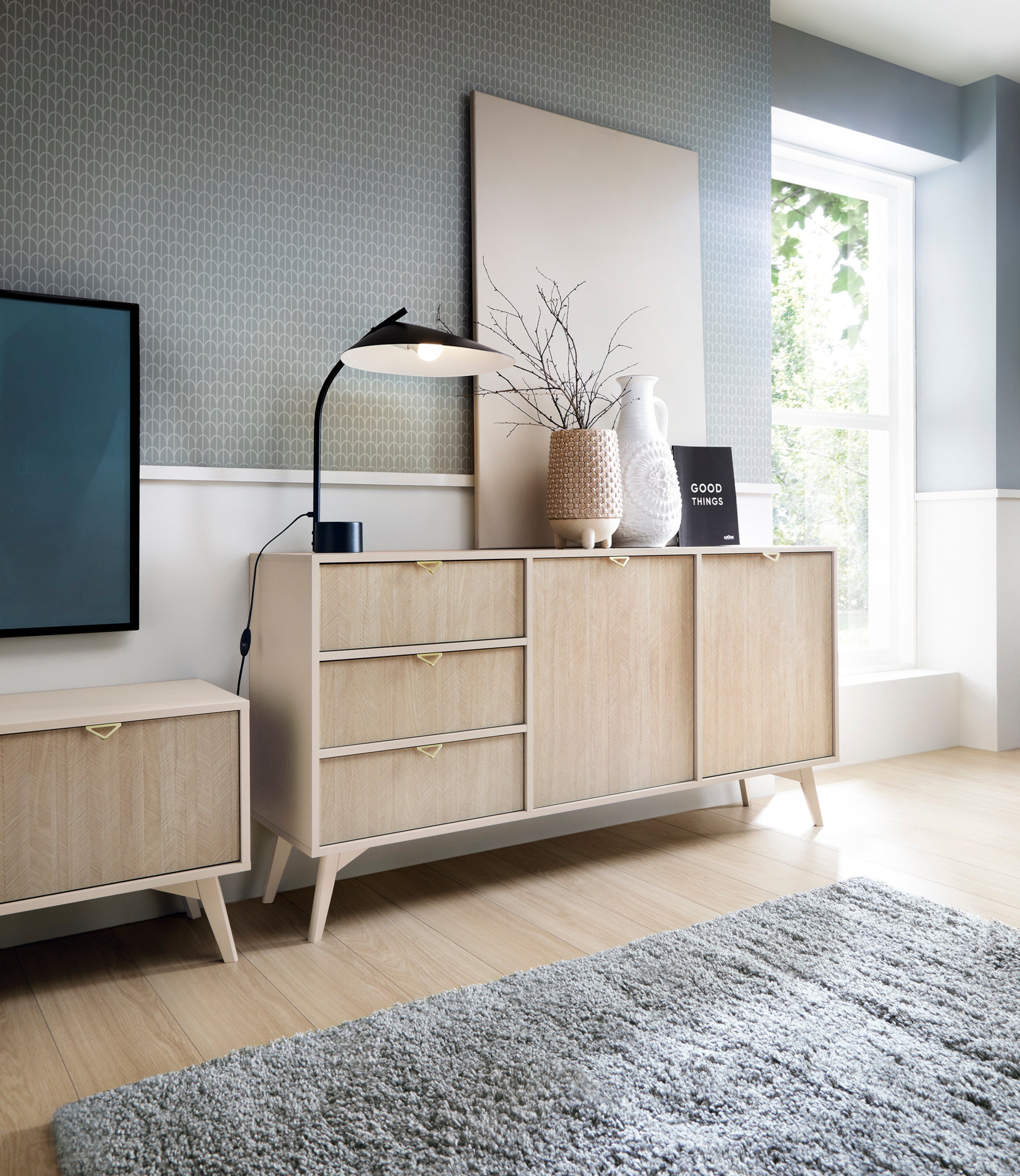 Favoria Kommode, 2-türig mit Schubladen, 158 cm, beige/Scandi Fischgrätmuster mit goldenen Griffen