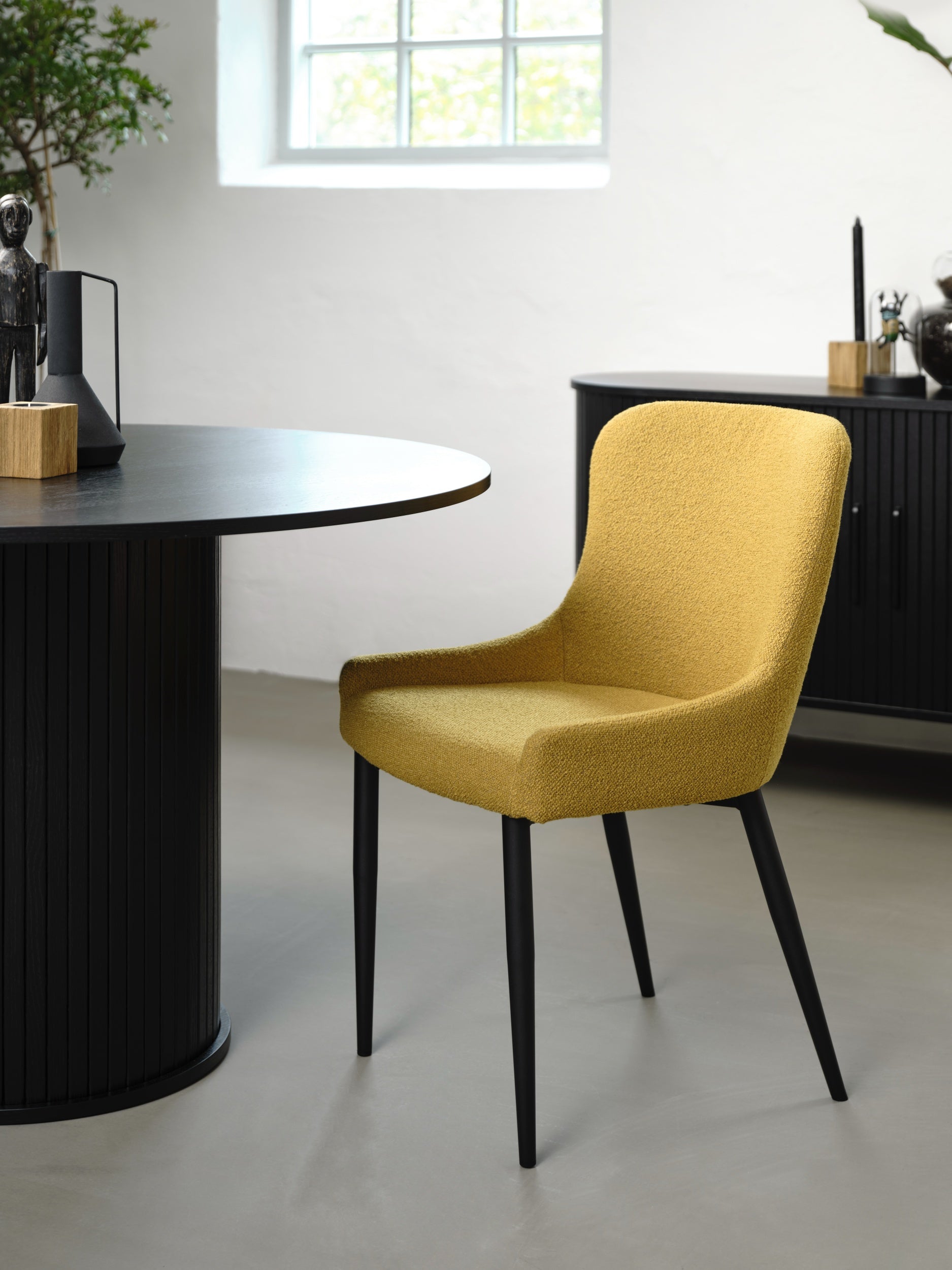 Runder Tisch Gativel 120 cm mit rundem Sockel, Lamellen Eiche Schwarz
