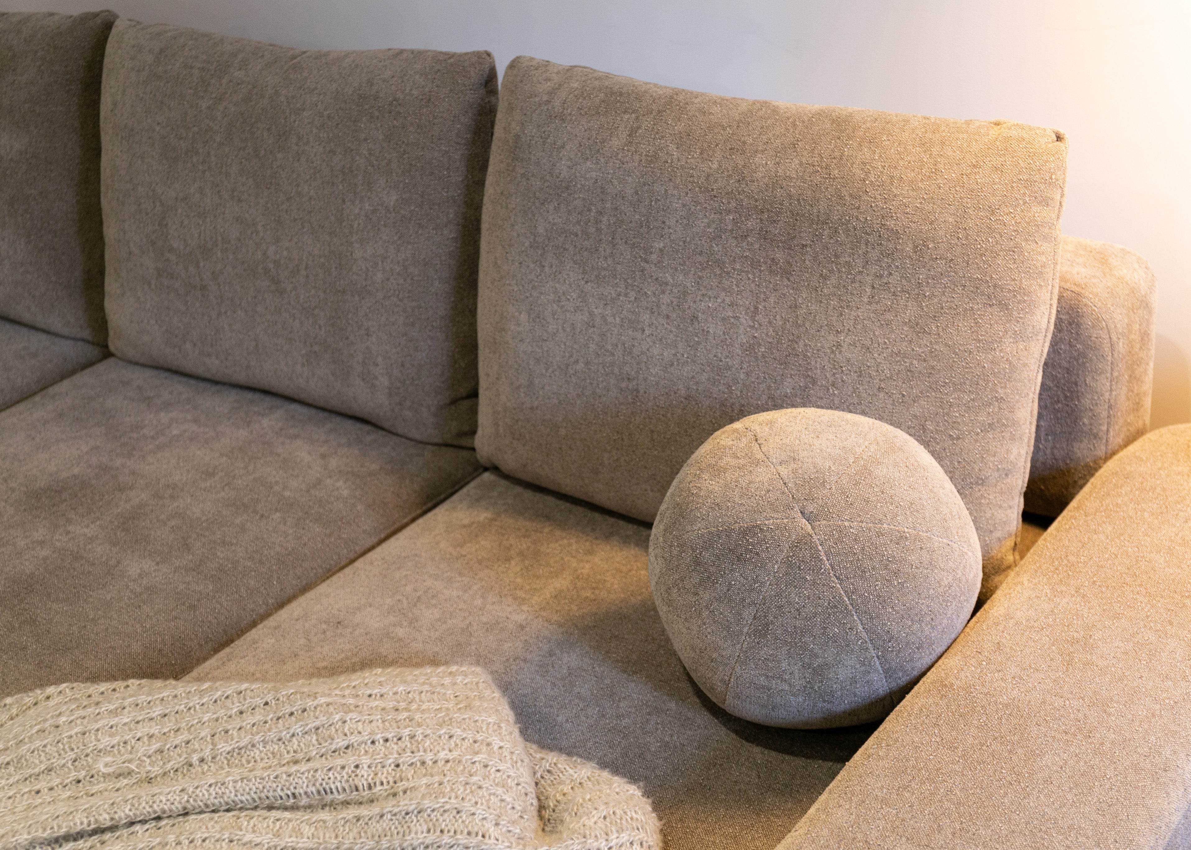Ecksofa mit Schlaffunktion Carnos, L-förmig, mit Ball, einzelne Kissen, hellbrauner hydrophober Chenille, rechtsseitig
