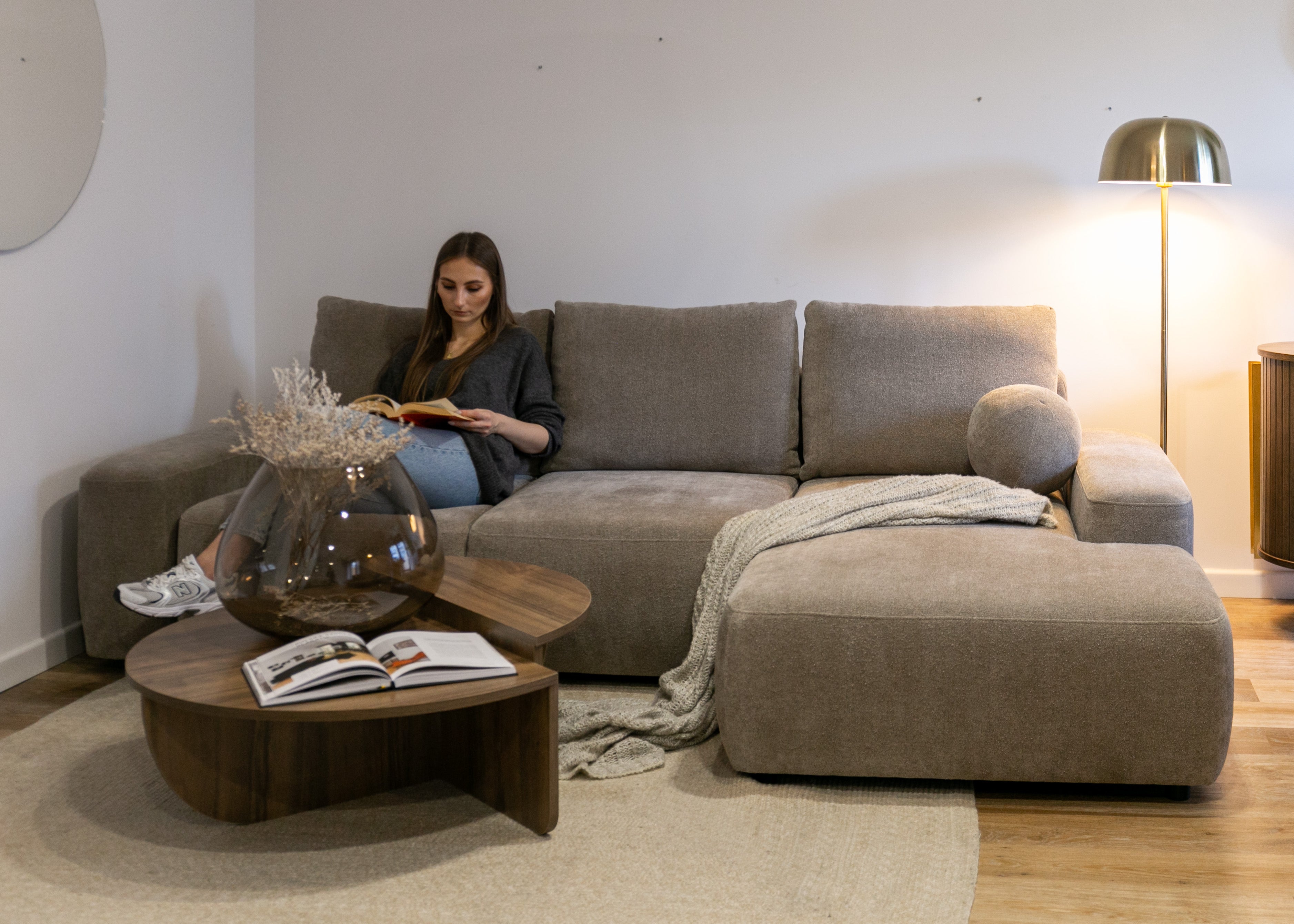 Ecksofa mit Schlaffunktion Carnos, L-förmig, mit Ball, einzelne Kissen, hellbrauner hydrophober Chenille, rechtsseitig