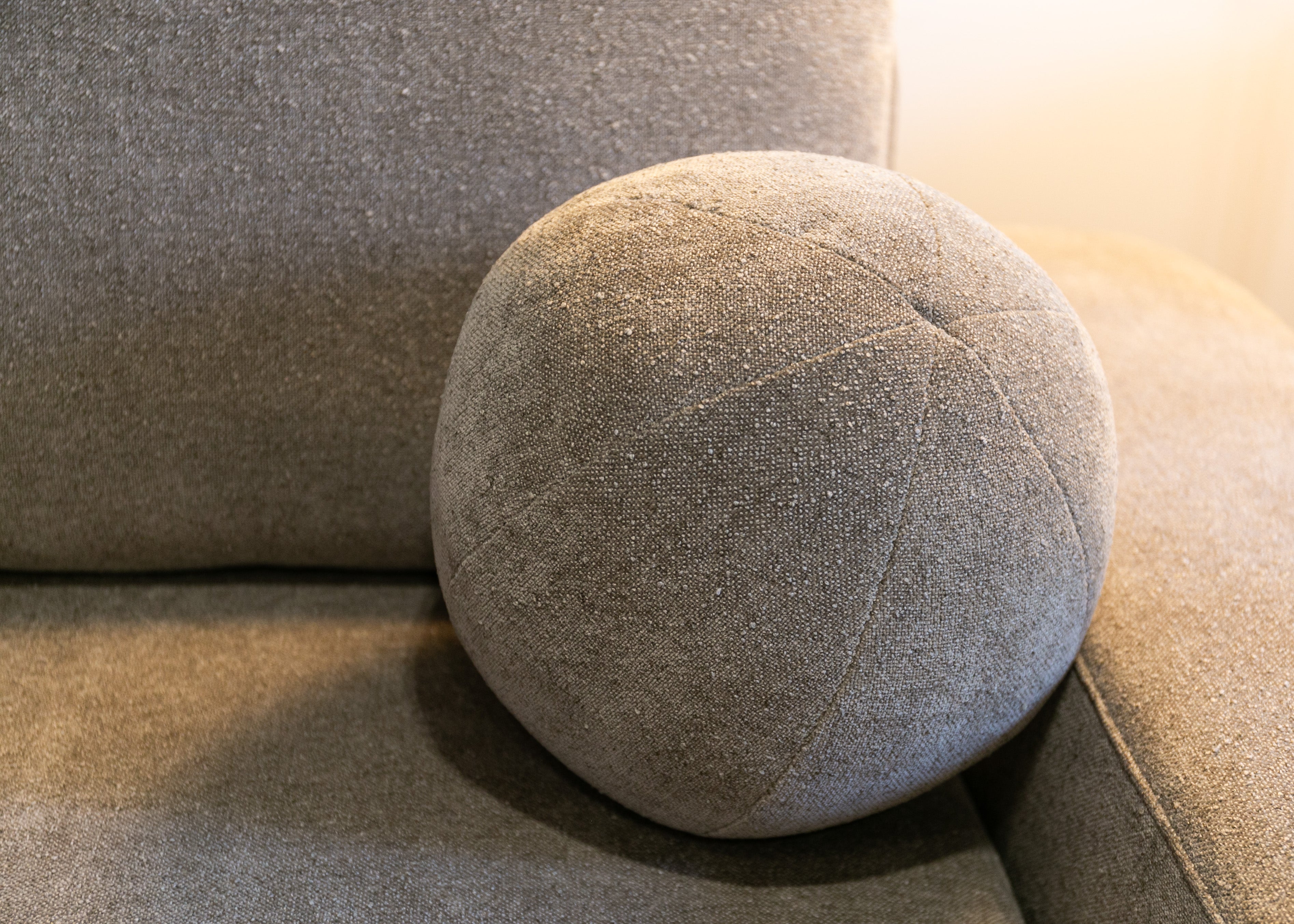 Ecksofa mit Schlaffunktion Carnos, L-förmig, mit Ball, einzelne Kissen, hellbrauner hydrophober Chenille, rechtsseitig
