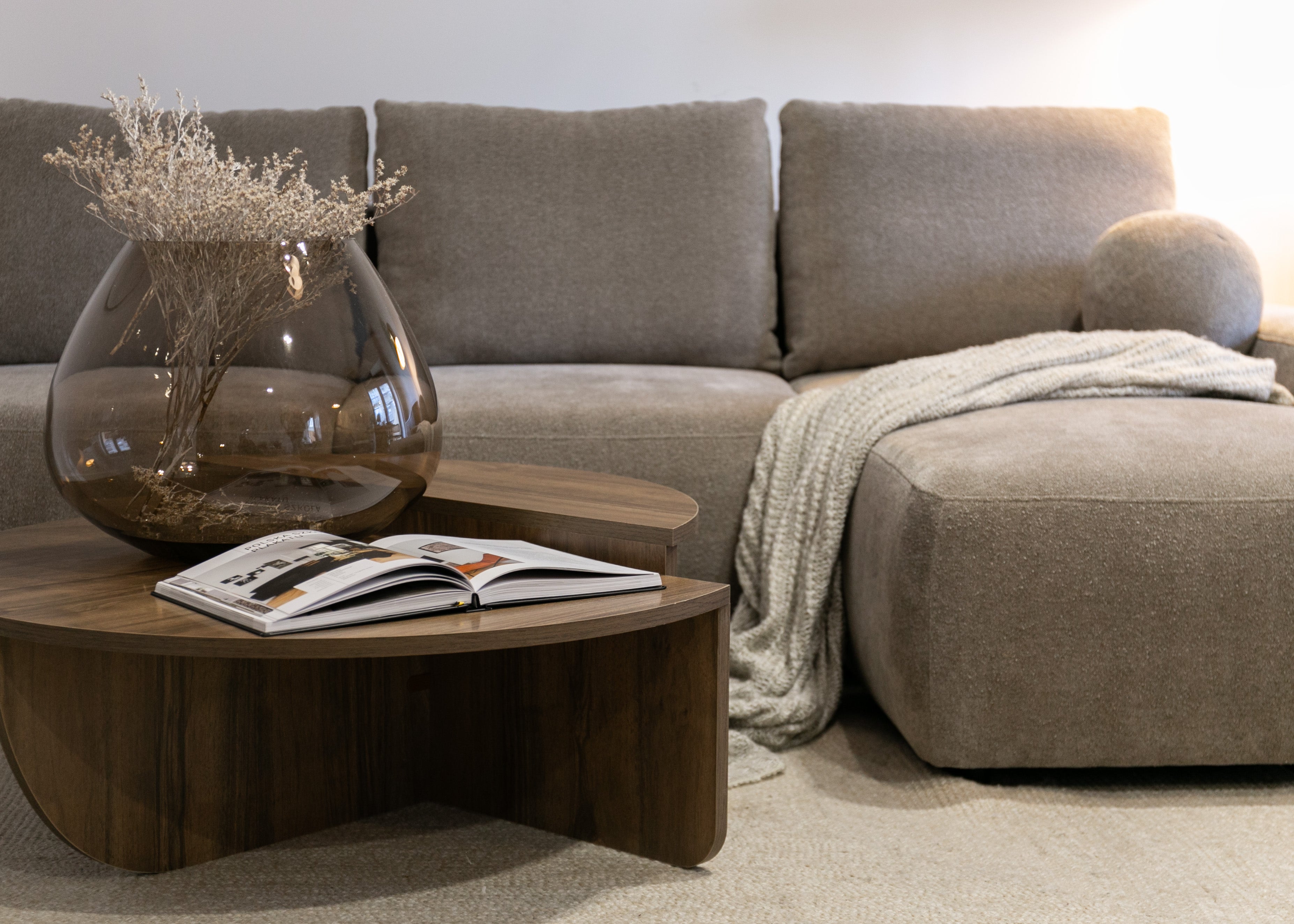 Ecksofa mit Schlaffunktion Carnos, L-förmig, mit Ball, einzelne Kissen, hellbrauner hydrophober Chenille, rechtsseitig