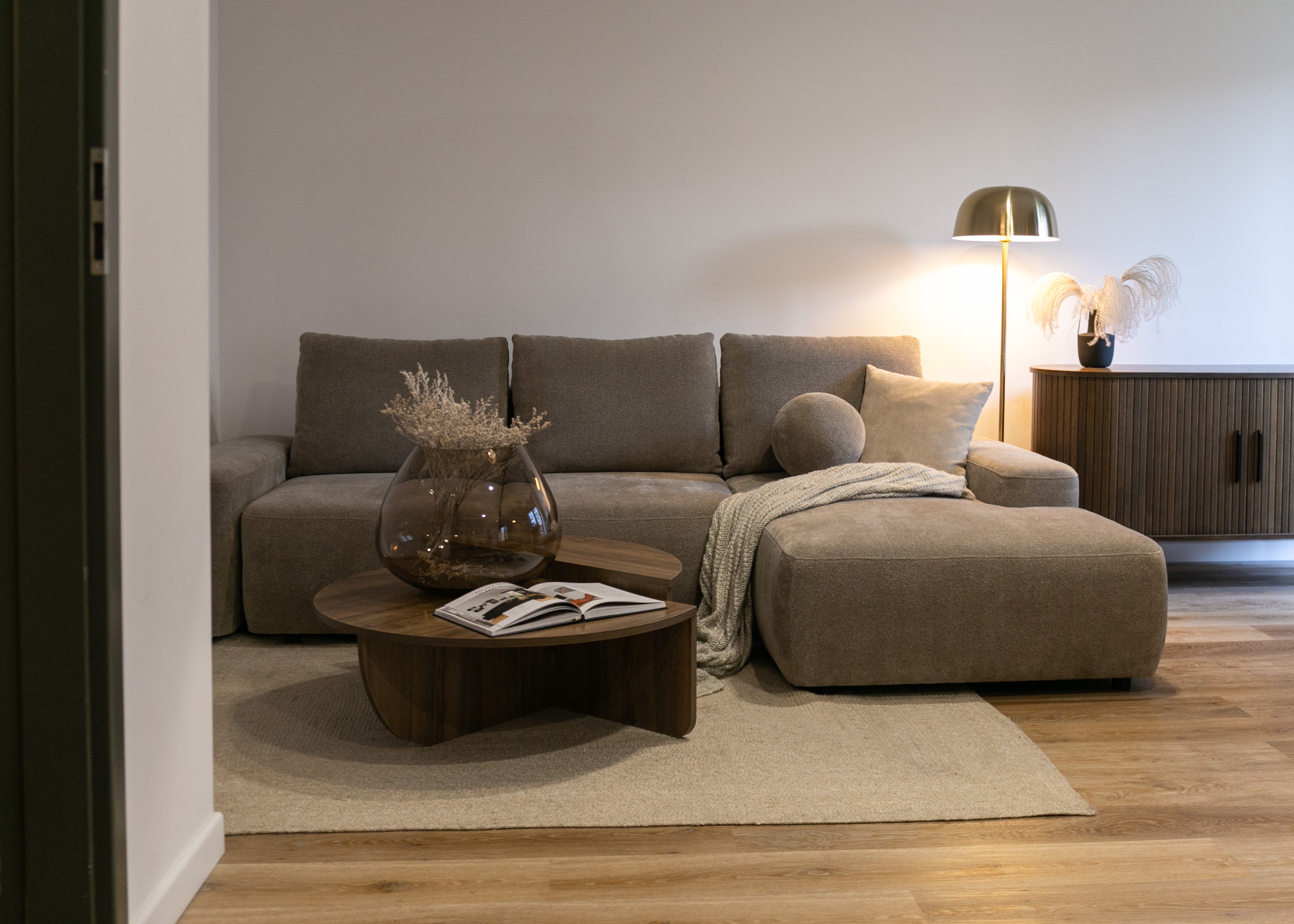 Ecksofa mit Schlaffunktion Carnos, L-förmig, mit Ball, einzelne Kissen, hellbrauner hydrophober Chenille, rechtsseitig