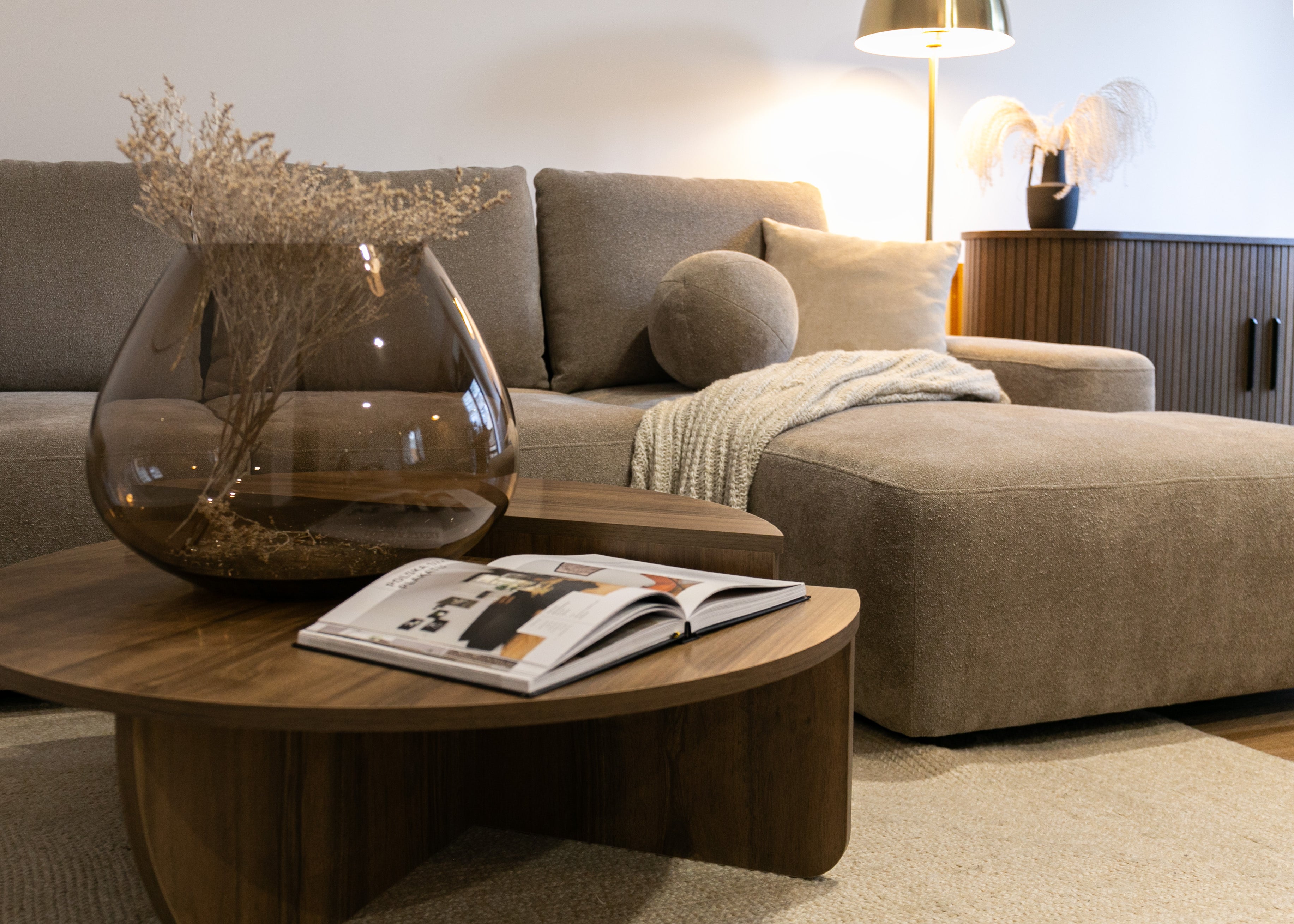 Ecksofa mit Schlaffunktion Carnos, L-förmig, mit Ball, einzelne Kissen, hellbrauner hydrophober Chenille, rechtsseitig