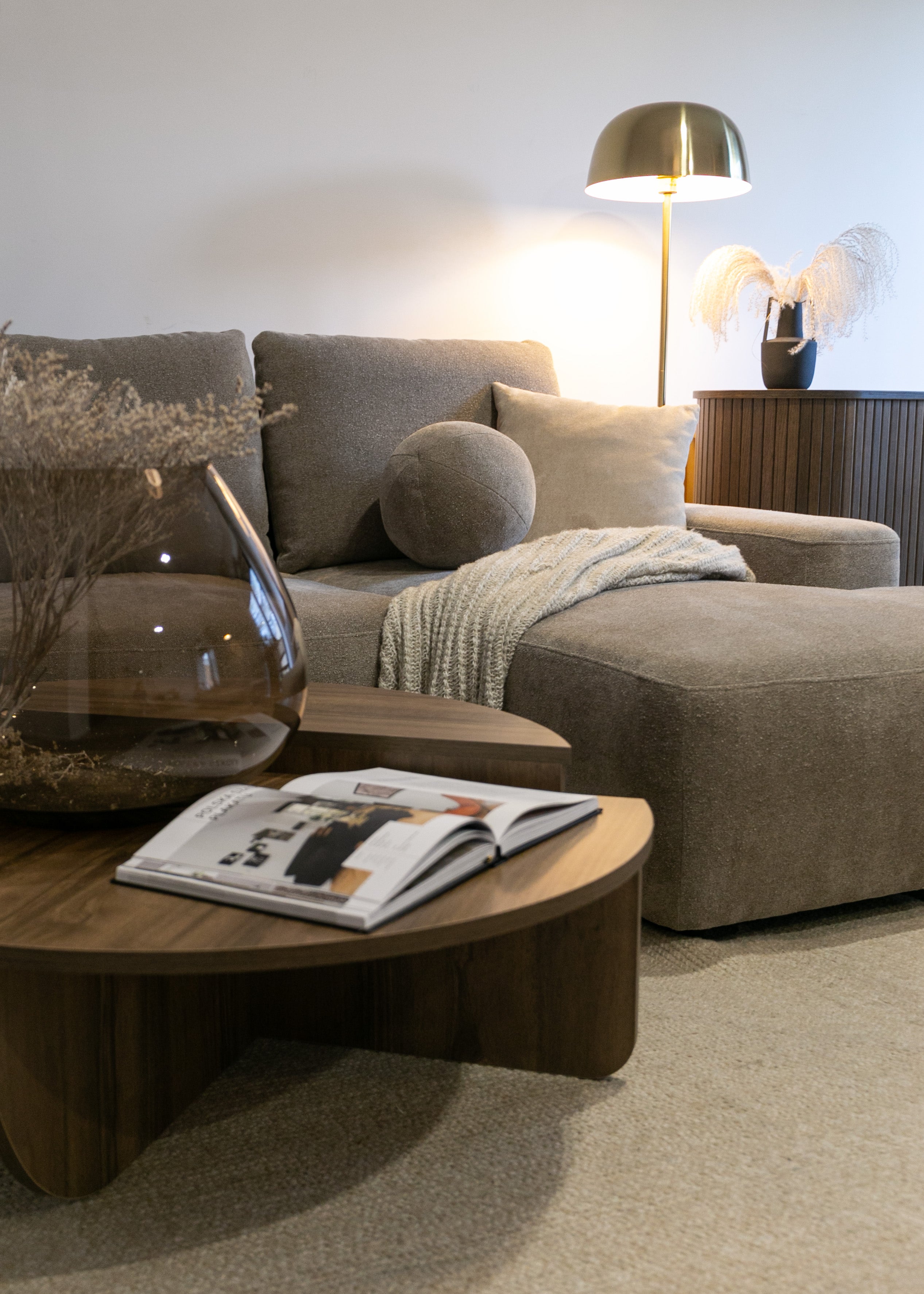 Ecksofa mit Schlaffunktion Carnos, L-förmig, mit Ball, einzelne Kissen, hellbrauner hydrophober Chenille, rechtsseitig