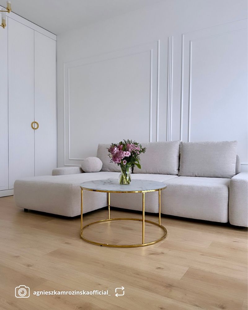 Ecksofa mit Schlaffunktion Carnos, L-förmig mit Ball, einzelne Kissen, cremefarbener hydrophober Chenille, linksseitig