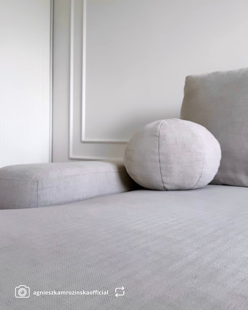 Ecksofa mit Schlaffunktion Carnos, L-förmig mit Ball, einzelne Kissen, cremefarbener hydrophober Chenille, linksseitig
