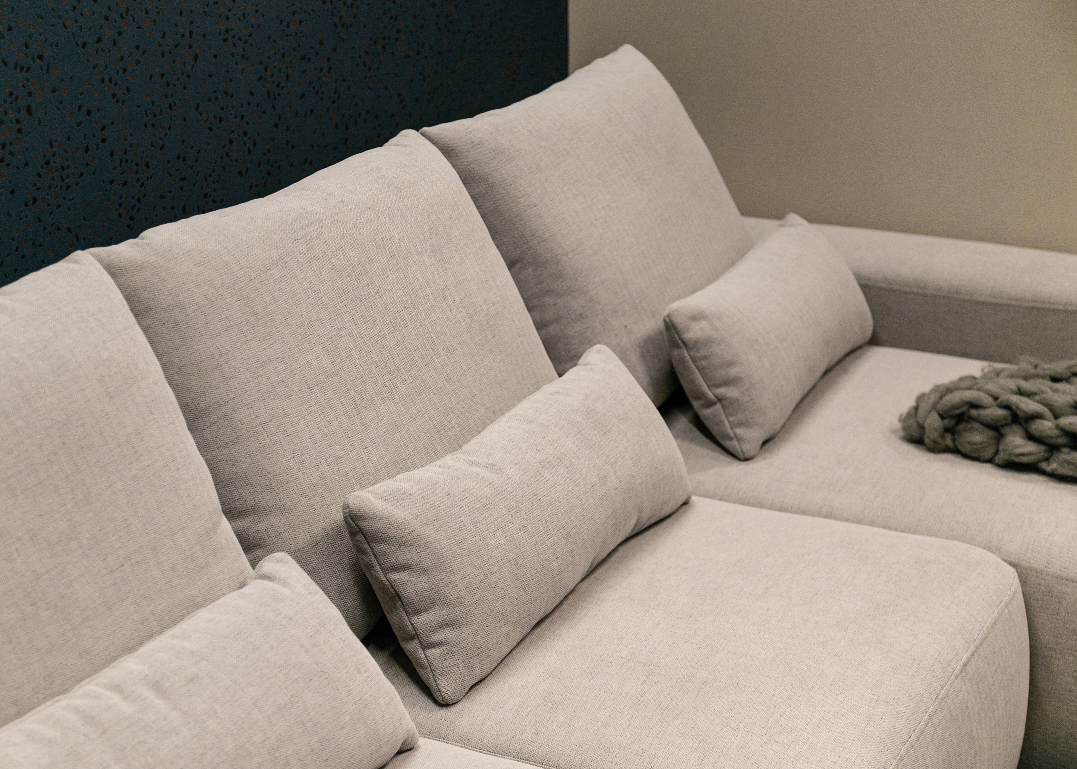 Ecksofa mit Schlaffunktion Carnos, L-förmig, mit zusätzlichen Lendenkissen, grau, hydrophober Chenille-Stoff, rechtsseitig