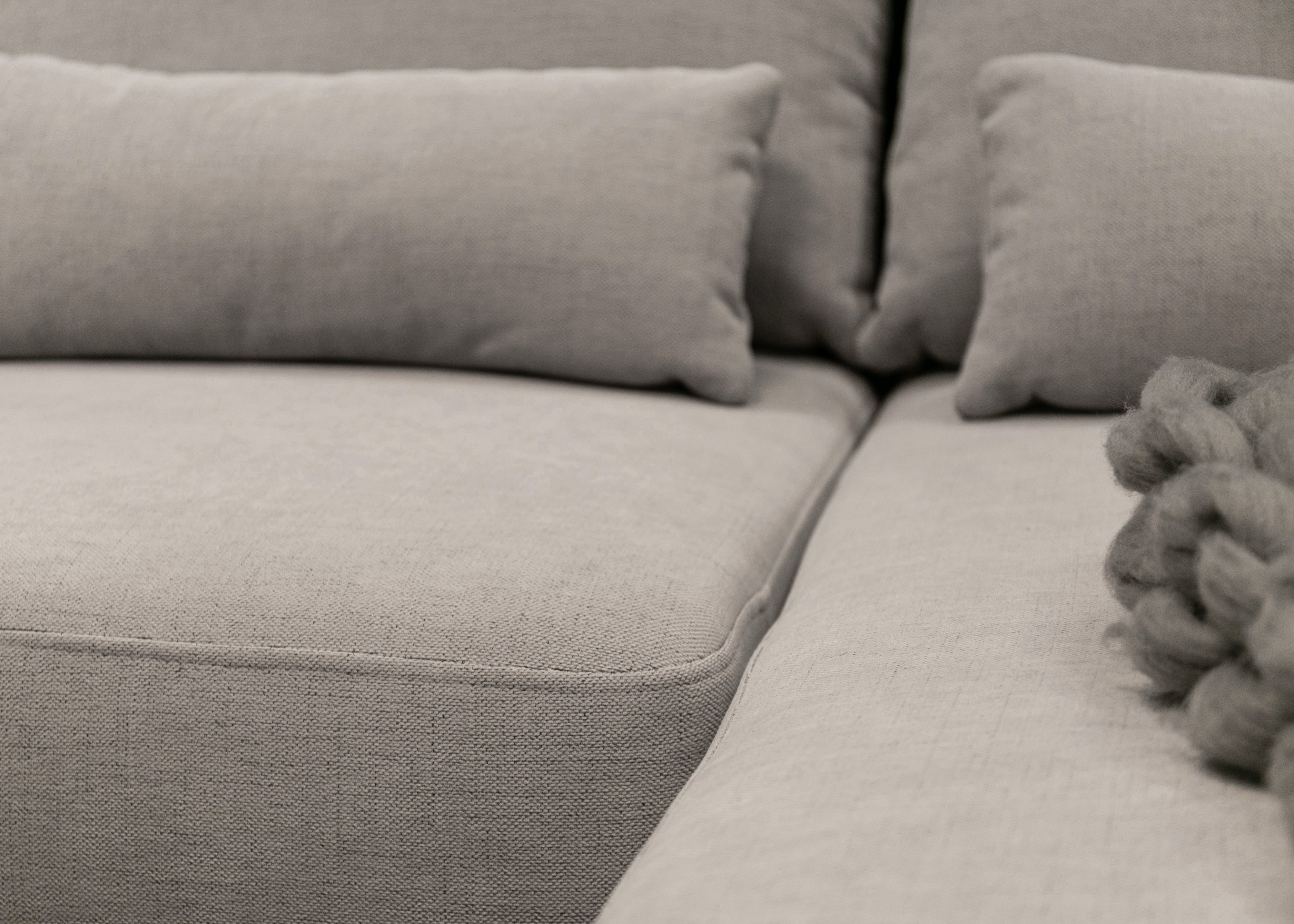 Ecksofa mit Schlaffunktion Carnos, L-förmig, mit zusätzlichen Lendenkissen, grau, hydrophober Chenille-Stoff, rechtsseitig