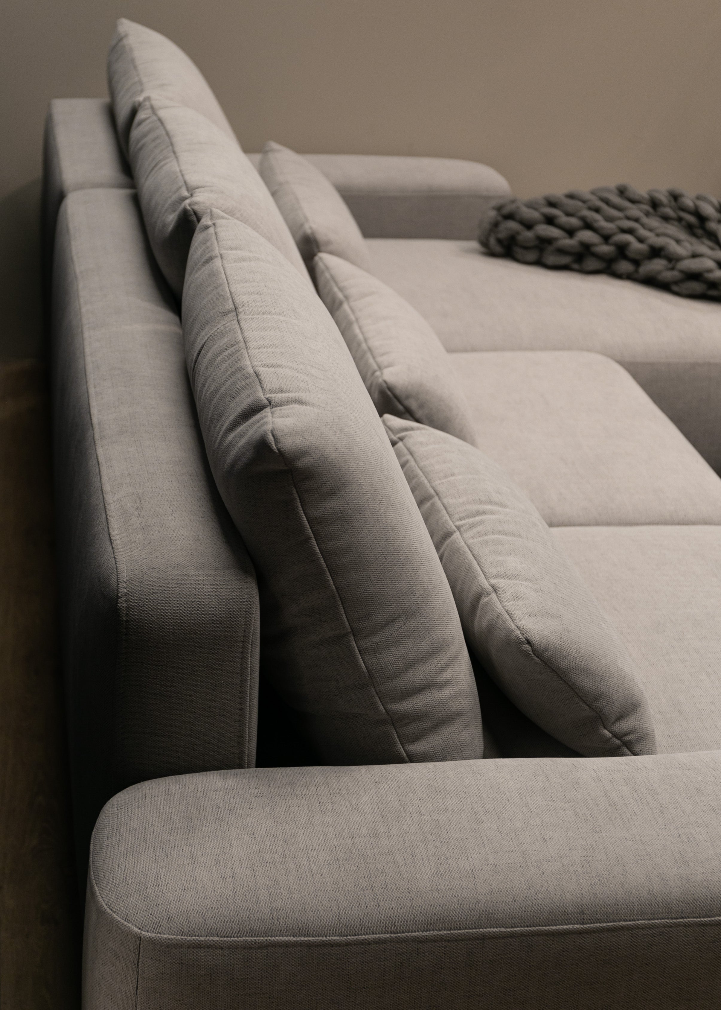 Ecksofa mit Schlaffunktion Carnos, L-förmig, mit zusätzlichen Lendenkissen, grau, hydrophober Chenille-Stoff, rechtsseitig