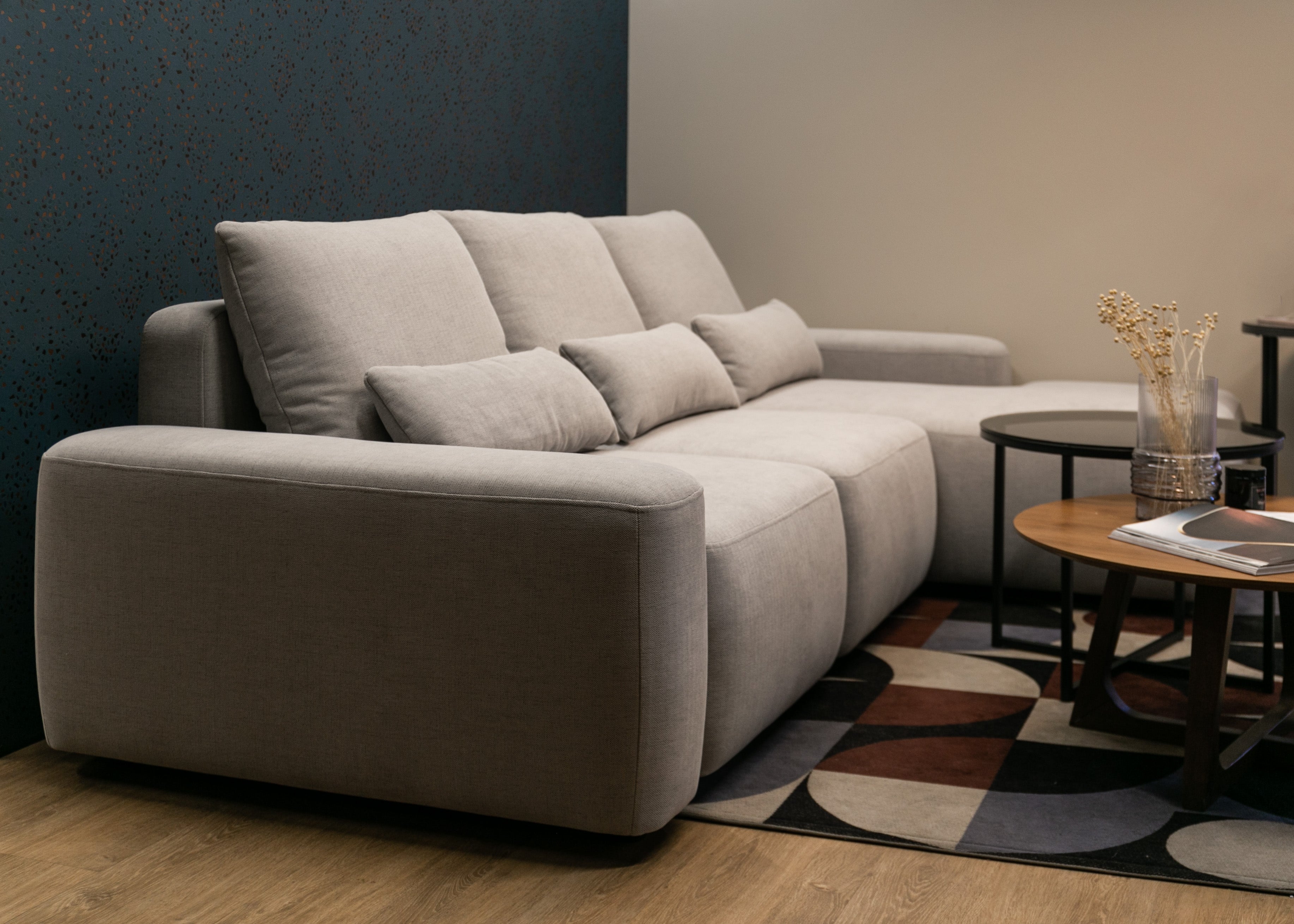 Ecksofa mit Schlaffunktion Carnos, L-förmig, mit zusätzlichen Lendenkissen, grau, hydrophober Chenille-Stoff, rechtsseitig